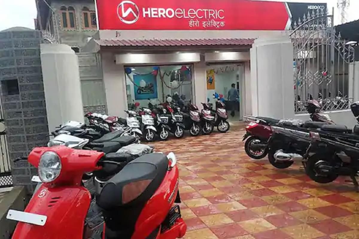 • এই যৌথ উদ্যোগের মাধ্যমে EV Motors India (EVM) সরবরাহ করবে তাঁদের ব্যাটারি। হিরো ই বাইকে ব্যবহার করা এই ব্যাটারি চার্জ হতে সময় লাগবে মাত্র ৩০ মিনিট। EV Motors India (EVM)– দ্বারা পরিচালিত চার্জি স্টেশনে এই গাড়ির চার্জ দেওয়া যাবে। (প্রতীকী ছবি) • এই যৌথ উদ্যোগের মাধ্যমে EV Motors India (EVM) সরবরাহ করবে তাঁদের ব্যাটারি। হিরো ই বাইকে ব্যবহার করা এই ব্যাটারি চার্জ হতে সময় লাগবে মাত্র ৩০ মিনিট। EV Motors India (EVM)– দ্বারা পরিচালিত চার্জি স্টেশনে এই গাড়ির চার্জ দেওয়া যাবে। (প্রতীকী ছবি)