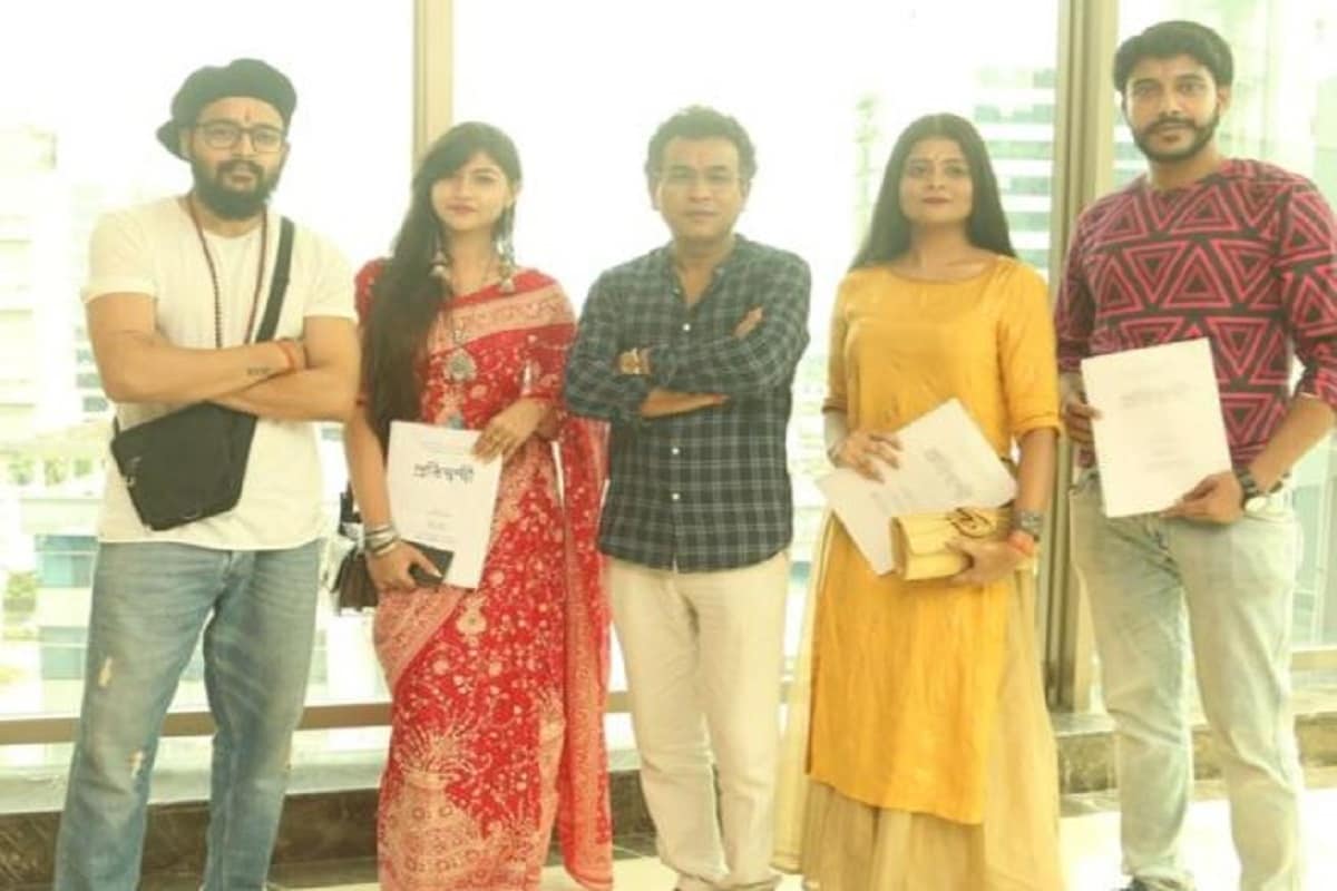 22 তারিখ থেকে শুরু হবে সপ্তাশ্ব বসুর দ্বিতীয় ছবি প্রতিদ্বন্দ্বীর শ্যুটিং। তার আগে হয়ে গেল ছবির মহরত। 22 তারিখ থেকে শুরু হবে সপ্তাশ্ব বসুর দ্বিতীয় ছবি প্রতিদ্বন্দ্বীর শ্যুটিং। তার আগে হয়ে গেল ছবির মহরত।