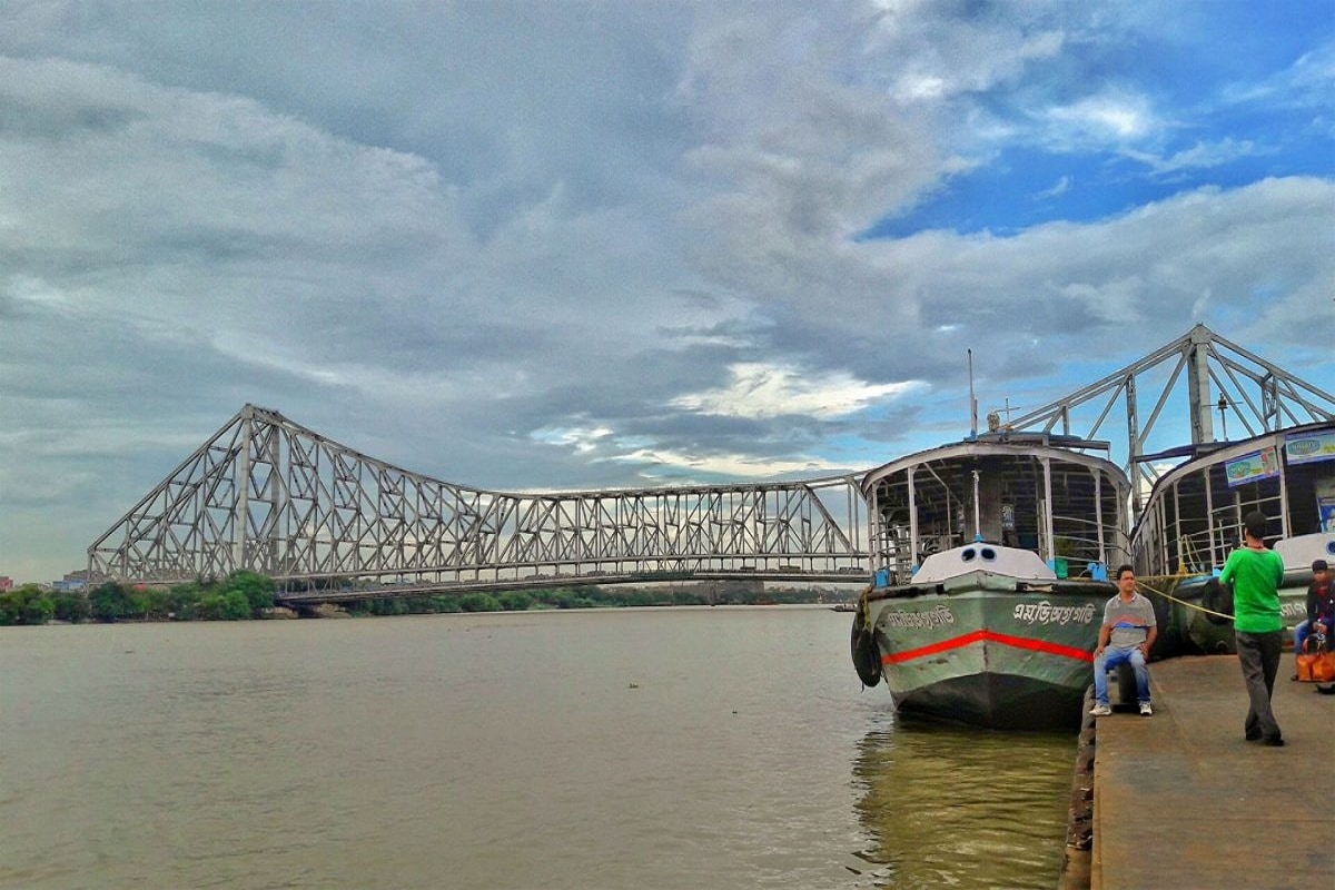 • গঙ্গার বুকে মৃদুমন্দ ঢেউয়ের তালে দুলতে দুলতে মহানগীর বুকে নেমে আসবে সন্ধ্যা । রবীন্দ্রসঙ্গীতের সুরের মূর্চ্ছনায় আন্দোলিত হতে হতে, গরম গরম চা কফির চুমুকে তিলোত্তমার অপূর্ব দৃশ্যপটকে মনের গভীরে বন্দী করতে করতে গঙ্গার বুকে ভেসে যাবেন আপনি । এমনই মনোরম এক যাত্রাপথ এ বার অপনাকে উপহার দিতে চলেছে কলকাতা West Bengal Transport Corporation। প্রতীকী চিত্র । • গঙ্গার বুকে মৃদুমন্দ ঢেউয়ের তালে দুলতে দুলতে মহানগীর বুকে নেমে আসবে সন্ধ্যা । রবীন্দ্রসঙ্গীতের সুরের মূর্চ্ছনায় আন্দোলিত হতে হতে, গরম গরম চা কফির চুমুকে তিলোত্তমার অপূর্ব দৃশ্যপটকে মনের গভীরে বন্দী করতে করতে গঙ্গার বুকে ভেসে যাবেন আপনি । এমনই মনোরম এক যাত্রাপথ এ বার অপনাকে উপহার দিতে চলেছে কলকাতা West Bengal Transport Corporation। প্রতীকী চিত্র ।
