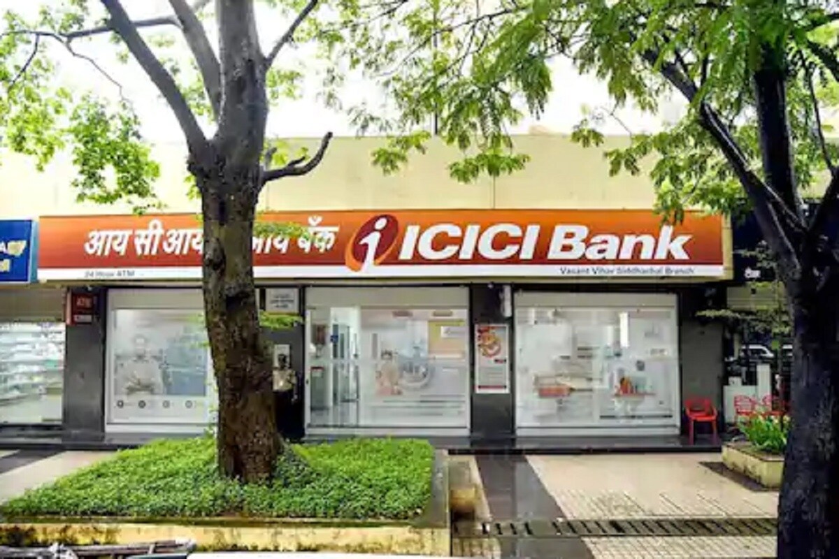 এর পাশাপাশি যে কোনও ব্যাঙ্কের গ্রাহকদের সুরক্ষার কথা ভেবে নতুন আইনে একটি পরিবর্তন আনা হচ্ছে৷ এতদিন কোনও ব্যাঙ্ক আর্থিকভাবে বিপর্যস্ত হয়ে পড়লে বা দেউলিয়া হয়ে গেলে গ্রাহকরা সর্বোচ্চ এক লক্ষ টাকা পর্যন্ত ক্ষতিপূরণ পেতেন৷ তা সে গ্রাহকের অ্যাকাউন্টে যত টাকাই থাক না কেন৷ কিন্তু বর্তমান আইনে এই ক্ষতিপূরণের পরিমাণ বাড়িয়ে ৫ লক্ষ টাকা করা হয়েছে৷ প্রতীকী ছবি এর পাশাপাশি যে কোনও ব্যাঙ্কের গ্রাহকদের সুরক্ষার কথা ভেবে নতুন আইনে একটি পরিবর্তন আনা হচ্ছে৷ এতদিন কোনও ব্যাঙ্ক আর্থিকভাবে বিপর্যস্ত হয়ে পড়লে বা দেউলিয়া হয়ে গেলে গ্রাহকরা সর্বোচ্চ এক লক্ষ টাকা পর্যন্ত ক্ষতিপূরণ পেতেন৷ তা সে গ্রাহকের অ্যাকাউন্টে যত টাকাই থাক না কেন৷ কিন্তু বর্তমান আইনে এই ক্ষতিপূরণের পরিমাণ বাড়িয়ে ৫ লক্ষ টাকা করা হয়েছে৷ প্রতীকী ছবি