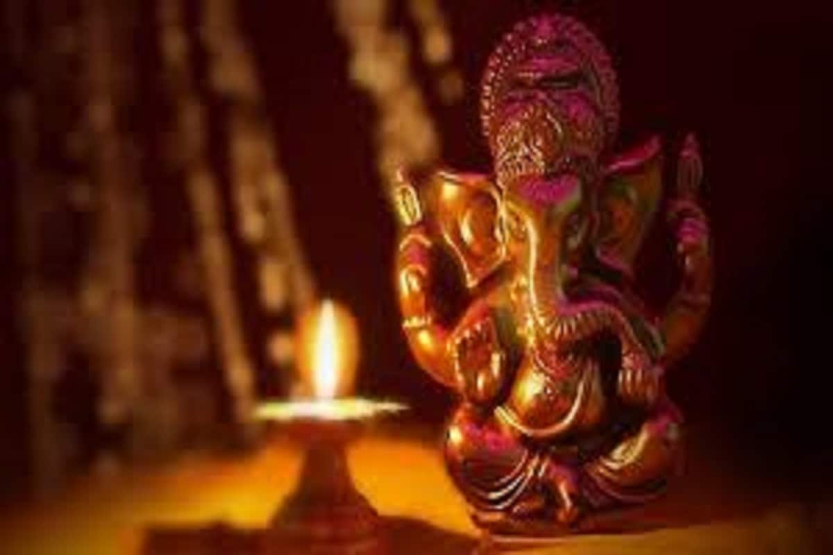 বাড়ির এমন এক স্থানে সিদ্ধিদাতার মূর্তি রাখতে হয় যেখান থেকে যাওয়ার সময় নীচ দিয়ে গলে যেতে হয় ৷ ফলে প্রতিটি কাজে যাওয়ার সময়েই সিদ্ধিদাতার আশীর্বাদ নিয়ে কাজে যাওয়া সম্ভবপর হয় ৷ ফলে সমস্ত পূরণ হওয়ার সব থেকে বেশি সম্ভাবনা থাকে ৷ বাড়ির এমন এক স্থানে সিদ্ধিদাতার মূর্তি রাখতে হয় যেখান থেকে যাওয়ার সময় নীচ দিয়ে গলে যেতে হয় ৷ ফলে প্রতিটি কাজে যাওয়ার সময়েই সিদ্ধিদাতার আশীর্বাদ নিয়ে কাজে যাওয়া সম্ভবপর হয় ৷ ফলে সমস্ত পূরণ হওয়ার সব থেকে বেশি সম্ভাবনা থাকে ৷
