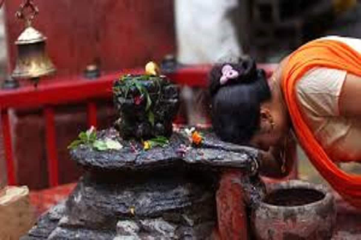 তিনিই সব ধরনের বাধা বিপত্তির মোচন করেন ৷ সঙ্কটের কালো মেঘ যখন জীবনকে ঘিরে ধরে ঠিক তখনই মুক্তি দিতে উপস্থিত হন ভোলা মহেশ্বর ৷ তিনিই সব ধরনের বাধা বিপত্তির মোচন করেন ৷ সঙ্কটের কালো মেঘ যখন জীবনকে ঘিরে ধরে ঠিক তখনই মুক্তি দিতে উপস্থিত হন ভোলা মহেশ্বর ৷