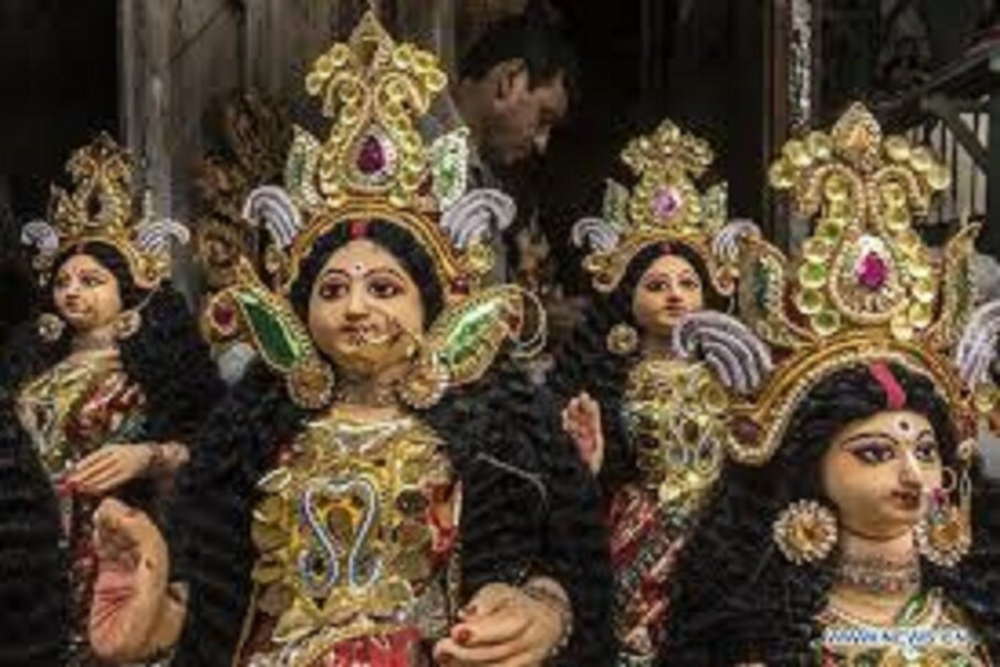  মা লক্ষ্মীর কৃপায় সংসারের শ্রীবৃদ্ধি হয় ক্রমশই ৷ গৃহস্থের যাবতীয় মঙ্গলে রমণীরা মা লক্ষ্মীর আরাধনা করে থাকেন ৷