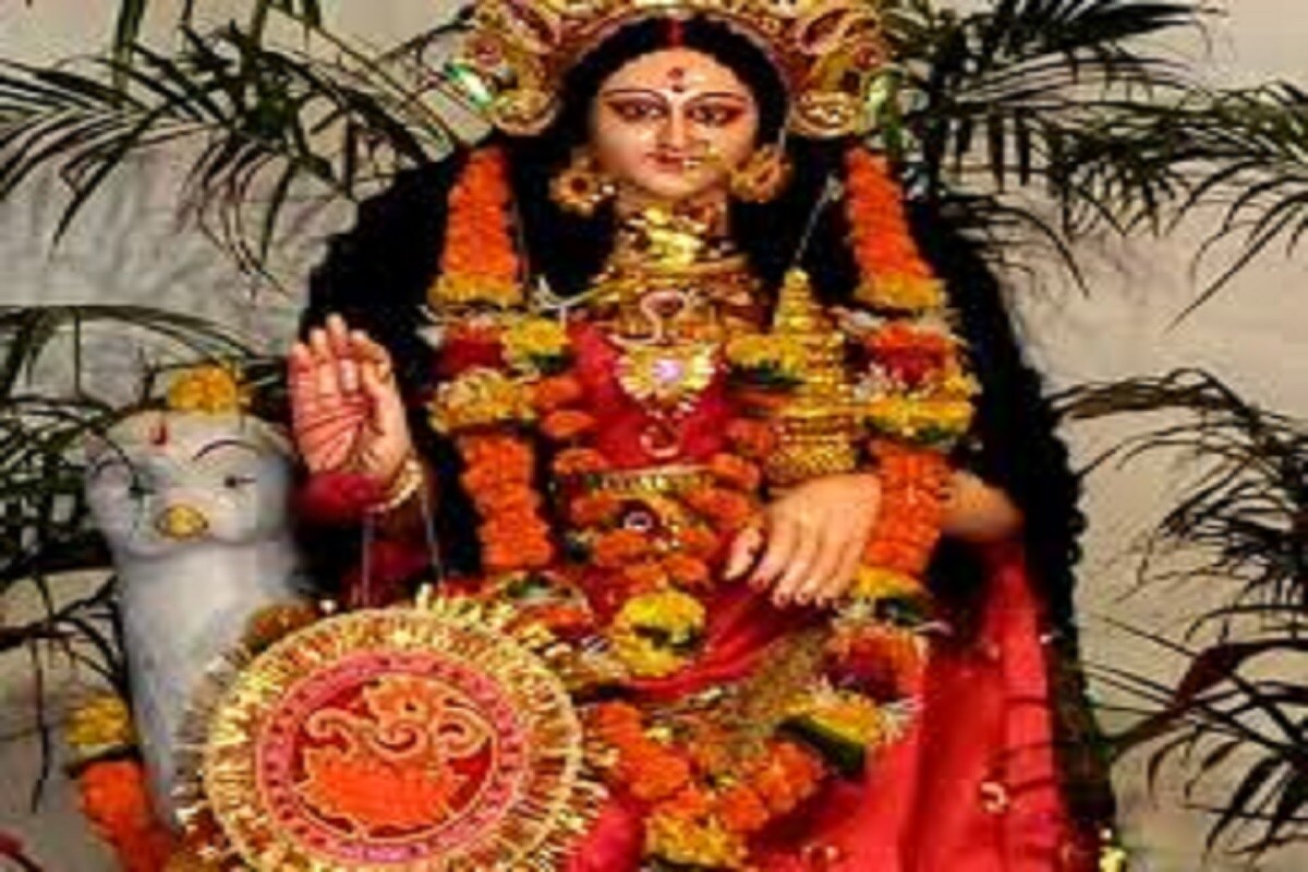 জলপূর্ণ ঘট, আমপল্লব সহযোগে ধূপ প্রদীপ জ্বেলে মা লক্ষ্মীর আরাধনা করেন গৃহস্থের গৃহিণীরা ৷ এতে মা লক্ষ্মী সন্তুষ্ট হন ৷ জলপূর্ণ ঘট, আমপল্লব সহযোগে ধূপ প্রদীপ জ্বেলে মা লক্ষ্মীর আরাধনা করেন গৃহস্থের গৃহিণীরা ৷ এতে মা লক্ষ্মী সন্তুষ্ট হন ৷