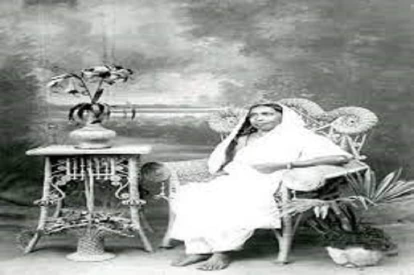 সারদা মা প্রকৃতই মা তিনি মুখে বলা মা, পাতানো মা বা গুরুপত্নী নন তিনি সত্যিকারের মা ৷