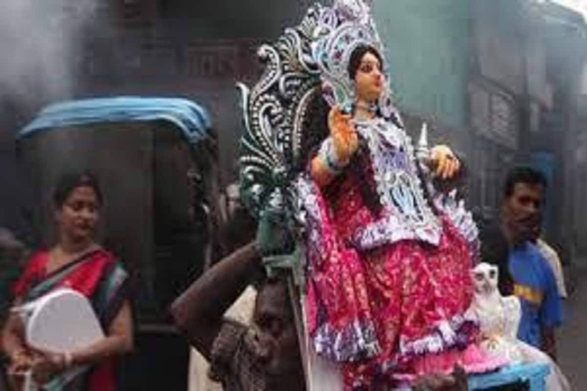 প্রতি বৃহস্পতিবার মা লক্ষ্মীর ঘট পেতে পাঁচালি পড়েল মা অত্যন্ত সন্তুষ্ট হন ৷ সময়ের সঙ্গে সঙ্গে গৃহস্থের রমণীরা এইসব মেনে চলেন ৷ মূলত রমণীর গুণেই সংসার সুখের হতে পারে ৷ প্রতি বৃহস্পতিবার মা লক্ষ্মীর ঘট পেতে পাঁচালি পড়েল মা অত্যন্ত সন্তুষ্ট হন ৷ সময়ের সঙ্গে সঙ্গে গৃহস্থের রমণীরা এইসব মেনে চলেন ৷ মূলত রমণীর গুণেই সংসার সুখের হতে পারে ৷