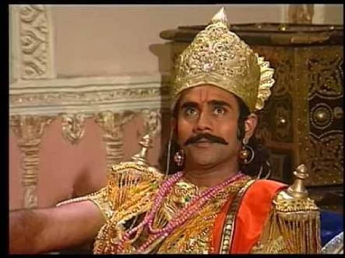 তখনই তাঁকে জানানো হয় তাঁর বিরুদ্ধে কেস করা হয়েছে দ্রৌপদীর বস্ত্রহরণ করার জন্য। সে সময় 'মহাভারত'-এর প্রযোজক ও পরিচালকরা কেস সামলে নেন। photo source collected তখনই তাঁকে জানানো হয় তাঁর বিরুদ্ধে কেস করা হয়েছে দ্রৌপদীর বস্ত্রহরণ করার জন্য। সে সময় 'মহাভারত'-এর প্রযোজক ও পরিচালকরা কেস সামলে নেন। photo source collected