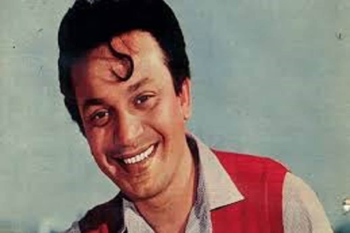 ব্যক্তিগত জীবনে অত্যন্ত শৌখিন ছিলেন মহানায়ক ৷ তাঁর নিষ্ঠাই বারেবারে প্রমাণ করেছে শ্রেষ্ঠত্বের ৷ নায়ক ছবিতে তাঁর সংলাপ বারেবারে দর্শদের আকৃষ্টি করে 'I will go to the top' অর্থাৎ আমি সর্বশ্রেষ্ঠ হব একদিন ৷ এই স্বপ্নই হয় দু 'চোখে মেখে বাঙালি শুরু পথ চলা ৷ ছবি সংগৃহীত ৷ ব্যক্তিগত জীবনে অত্যন্ত শৌখিন ছিলেন মহানায়ক ৷ তাঁর নিষ্ঠাই বারেবারে প্রমাণ করেছে শ্রেষ্ঠত্বের ৷ নায়ক ছবিতে তাঁর সংলাপ বারেবারে দর্শদের আকৃষ্টি করে 'I will go to the top' অর্থাৎ আমি সর্বশ্রেষ্ঠ হব একদিন ৷ এই স্বপ্নই হয় দু 'চোখে মেখে বাঙালি শুরু পথ চলা ৷ ছবি সংগৃহীত ৷