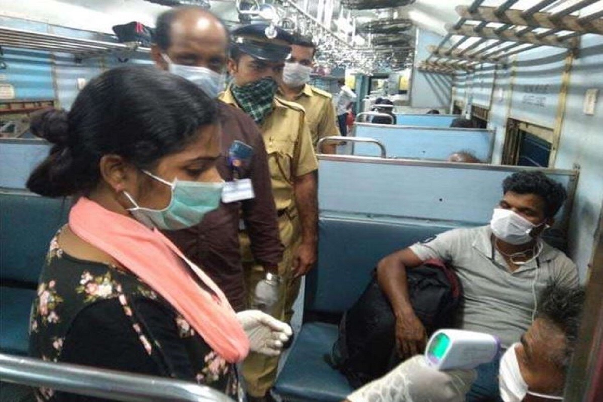 করোনা কালে ট্রেন সার্ভিস খুব খারাপভাবে প্রভাবিত৷ রেলওয়েতে হাতে গোনা ট্রেন রয়েছে৷ যা টিকিট পাওয়া যাচ্ছে তাতে প্রচুর ওয়েটিংয়ে রয়েছে৷ রেলওয়েতে বর্তমানে ২৩০ টি ট্রেন চলছে৷ এরমধ্যে মেল ও এক্সপ্রেস ট্রেন রয়েছে৷ ১২ মে থেকে রাজধানী থেকে ১২ জোড়া ট্রেন চলছে৷ Photo- File করোনা কালে ট্রেন সার্ভিস খুব খারাপভাবে প্রভাবিত৷ রেলওয়েতে হাতে গোনা ট্রেন রয়েছে৷ যা টিকিট পাওয়া যাচ্ছে তাতে প্রচুর ওয়েটিংয়ে রয়েছে৷ রেলওয়েতে বর্তমানে ২৩০ টি ট্রেন চলছে৷ এরমধ্যে মেল ও এক্সপ্রেস ট্রেন রয়েছে৷ ১২ মে থেকে রাজধানী থেকে ১২ জোড়া ট্রেন চলছে৷ Photo- File