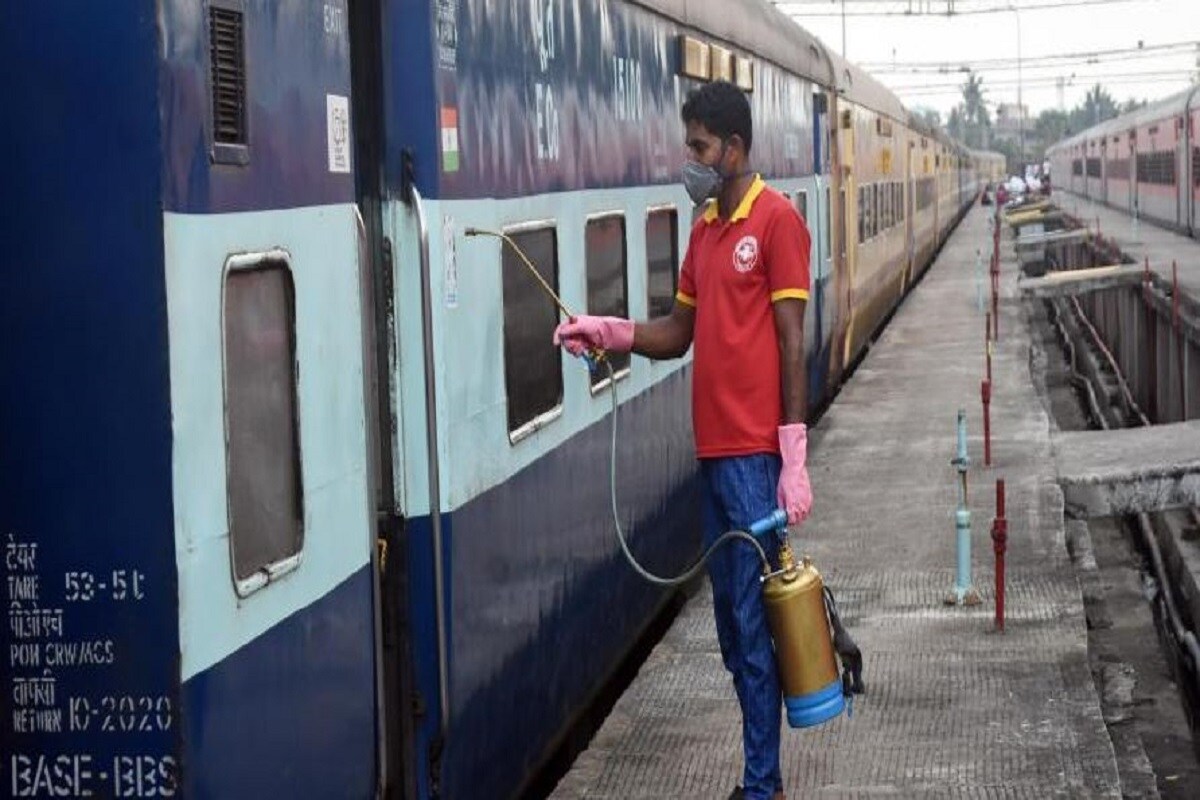 নবরাত্রি উপলক্ষে বৈষ্ণোদেবী যাত্রার জন্য দিল্লি-কাটরা বন্দে ভারত এক্সপ্রেস শীঘ্রই ফিরছে বলে জানিয়েছে রেল ৷ এছাড়া বাকি ৩৯টি স্পেশাল ট্রেনের মধ্যে ২৬টি ট্রেনেই থাকবে স্লিপার কোচ এবং বাকি ১৩টিতে শুধু বসে যাত্রার ব্যবস্থা থাকবে ৷ যদিও এর মধ্যে ১৫টি ট্রেন সপ্তাহে একদিন চলবে ৷ নবরাত্রি উপলক্ষে বৈষ্ণোদেবী যাত্রার জন্য দিল্লি-কাটরা বন্দে ভারত এক্সপ্রেস শীঘ্রই ফিরছে বলে জানিয়েছে রেল ৷ এছাড়া বাকি ৩৯টি স্পেশাল ট্রেনের মধ্যে ২৬টি ট্রেনেই থাকবে স্লিপার কোচ এবং বাকি ১৩টিতে শুধু বসে যাত্রার ব্যবস্থা থাকবে ৷ যদিও এর মধ্যে ১৫টি ট্রেন সপ্তাহে একদিন চলবে ৷
