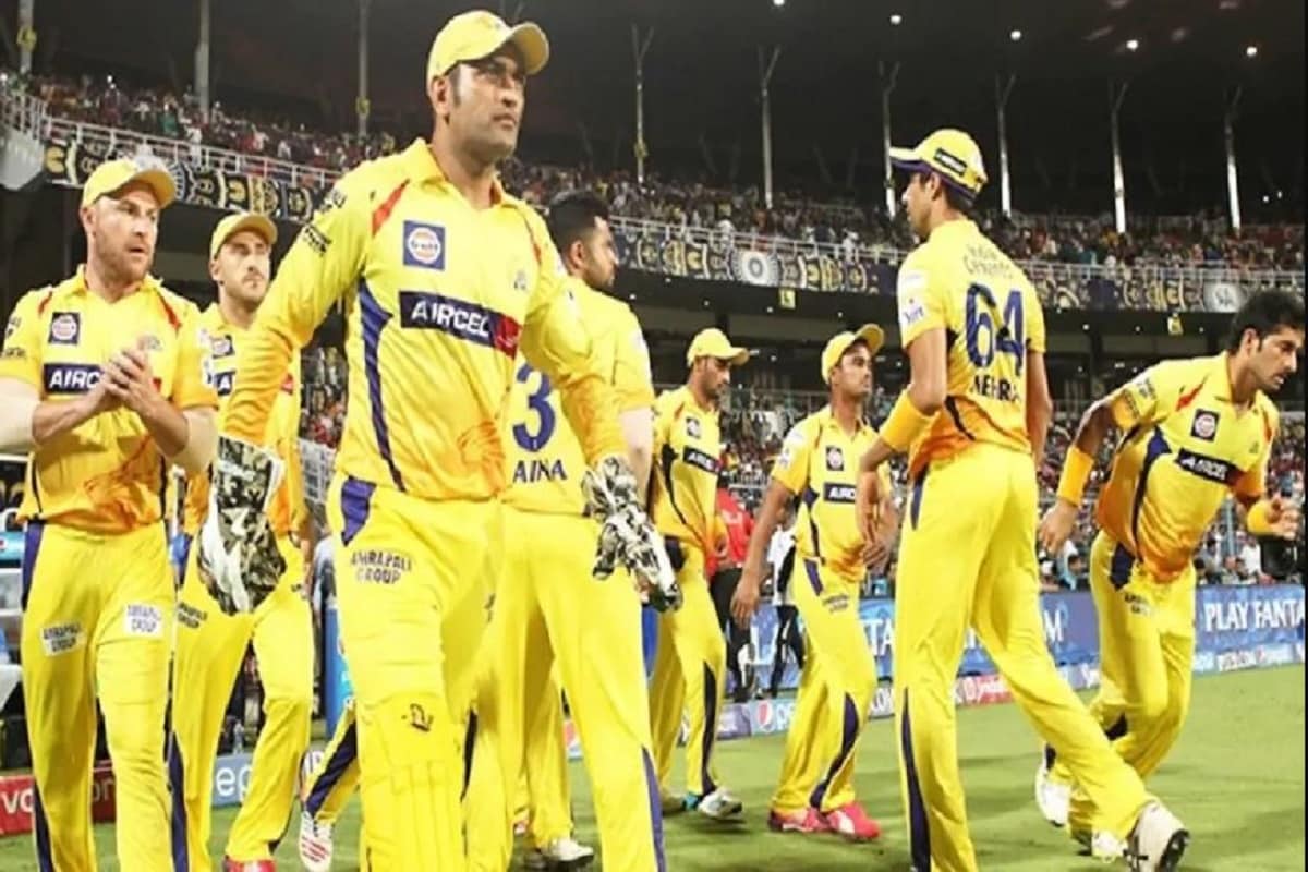 ম্যাচের ১৮ ওভারে হয়েছিল জোর ঝামেলা৷ এই ওভারের পাঁচ নম্বর বলে টম কুরানের প্যাডে লেগে বল ধোনির কাছে পৌঁছয়৷ ধোনি সেটা ধরে আউটের আবেদন করেন৷ আম্পায়ার আউট দিয়ে দেন৷ টম কুরান ডিআরএসের আবেদনও করতে পারছিলেন না কারণ তাদের এই সুযোগ হারিয়েছিলেন৷ এরপর টম কুরান আম্পায়ারকে জিজ্ঞাসা করেন তাঁকে কোন আউট দেওয়া হল - এল বিডাব্লুউ না ক্যাচ৷ আম্পায়ার জানান, ধোনি তাঁকে ক্যাচ আউট করেছে৷Photo- File ম্যাচের ১৮ ওভারে হয়েছিল জোর ঝামেলা৷ এই ওভারের পাঁচ নম্বর বলে টম কুরানের প্যাডে লেগে বল ধোনির কাছে পৌঁছয়৷ ধোনি সেটা ধরে আউটের আবেদন করেন৷ আম্পায়ার আউট দিয়ে দেন৷ টম কুরান ডিআরএসের আবেদনও করতে পারছিলেন না কারণ তাদের এই সুযোগ হারিয়েছিলেন৷ এরপর টম কুরান আম্পায়ারকে জিজ্ঞাসা করেন তাঁকে কোন আউট দেওয়া হল - এল বিডাব্লুউ না ক্যাচ৷ আম্পায়ার জানান, ধোনি তাঁকে ক্যাচ আউট করেছে৷Photo- File