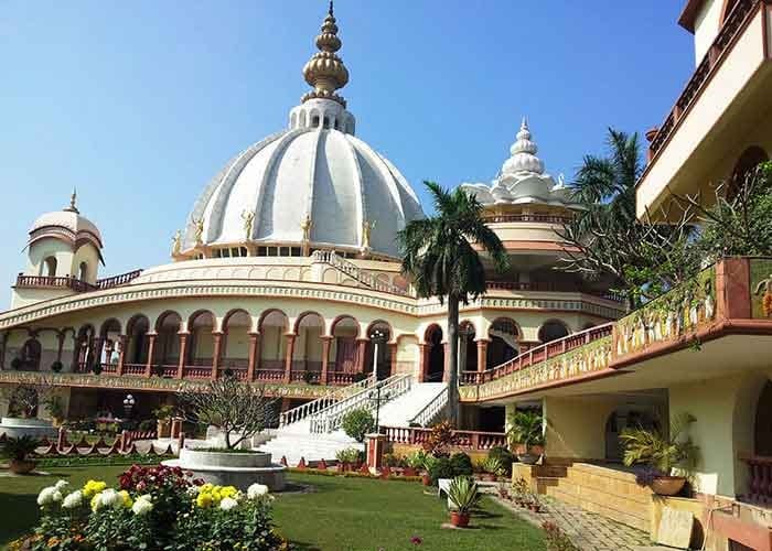 • লকডাউনের পর আনলক পর্বে ১০৩ দিন পর গুরুপূর্ণিমা (৫ জুলাই) খুলেছিল ইসকন মন্দির । স্বাস্থ্যবিধি মেনেই পুজো আর দর্শনের ব্যবস্থা করা হয়েছিল । • লকডাউনের পর আনলক পর্বে ১০৩ দিন পর গুরুপূর্ণিমা (৫ জুলাই) খুলেছিল ইসকন মন্দির । স্বাস্থ্যবিধি মেনেই পুজো আর দর্শনের ব্যবস্থা করা হয়েছিল ।