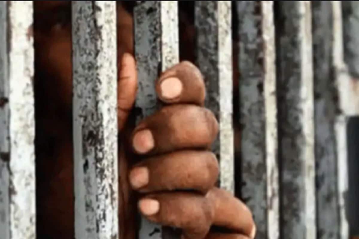 বহু বছর ধরেই ভারতের জেলগুলিতে জায়গার তুলনায় বেশি ভিড়ের অভিযোগ রয়েছে৷ মানবাধিকার সংগঠনগুলি এ নিয়ে বারবার সরব হয়েছে৷ এ বার একেবারে উপচে পড়ছে৷ ২০১৯ সালে ভারতের জেলগুলিতে উপচে পড়া ভিড়, যা গত ১০ বছরে সর্বোচ্চ৷ বহু বছর ধরেই ভারতের জেলগুলিতে জায়গার তুলনায় বেশি ভিড়ের অভিযোগ রয়েছে৷ মানবাধিকার সংগঠনগুলি এ নিয়ে বারবার সরব হয়েছে৷ এ বার একেবারে উপচে পড়ছে৷ ২০১৯ সালে ভারতের জেলগুলিতে উপচে পড়া ভিড়, যা গত ১০ বছরে সর্বোচ্চ৷