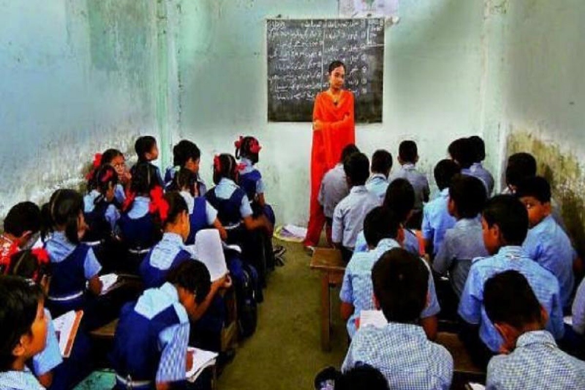 ন্যাশনাল স্ট্যাটিস্টিক্যাল অফিসের শিক্ষার উপরে তৈরি ২০১৭-১৮ সালের রিপোর্ট অনুযায়ী, ৭টির বেশি তথাকথিত উন্নত রাজ্যের শিক্ষার হার শোচনীয়৷ দক্ষিণ ভারতের রাজ্য অন্ধ্রপ্রদেশে শিক্ষার হার সবচেয়ে খারাপ গোটা দেশে৷ বিহারেরও পরে৷ বিহারে শিক্ষার হার ৭০.৯ শতাংশ৷ সেখানে অন্ধ্রের শিক্ষার হার ৬৬.৪ শতাংশ৷ তেলঙ্গানাতেও অবস্থা খারাপ৷ সে রাজ্যে শিক্ষার হার ৭২.৮ শতাংশ৷ ন্যাশনাল স্ট্যাটিস্টিক্যাল অফিসের শিক্ষার উপরে তৈরি ২০১৭-১৮ সালের রিপোর্ট অনুযায়ী, ৭টির বেশি তথাকথিত উন্নত রাজ্যের শিক্ষার হার শোচনীয়৷ দক্ষিণ ভারতের রাজ্য অন্ধ্রপ্রদেশে শিক্ষার হার সবচেয়ে খারাপ গোটা দেশে৷ বিহারেরও পরে৷ বিহারে শিক্ষার হার ৭০.৯ শতাংশ৷ সেখানে অন্ধ্রের শিক্ষার হার ৬৬.৪ শতাংশ৷ তেলঙ্গানাতেও অবস্থা খারাপ৷ সে রাজ্যে শিক্ষার হার ৭২.৮ শতাংশ৷