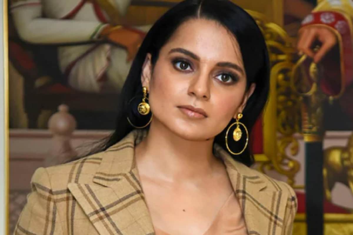 কঙ্গনা ট্যুইট করে মুম্বই পুলিশের কাছে আবেদন জানালেন, তাঁরও মাদক পরীক্ষা করা হোক৷ তিনি ট্যুইটারে লিখেছেন, 'আমি মুম্বই পুলিশ ও স্বরাষ্ট্রমন্ত্রীর কাছে অনুরোধ করছি, দয়া করে আমার ড্রাগ টেস্ট করুন৷ আমার ফোনের কল রেকর্ড পরীক্ষা করুন, কোনও মাদক ব্যবসায়ীর সঙ্গে আমার যোগ রয়েছে কি না৷ যদি প্রমাণ হয়, আমি ড্রাগ নিই, তা হলে আমি ক্ষমা চাইব এবং মুম্বই ছেড়ে চিরদিনের মতো চলে যাব৷' কঙ্গনা ট্যুইট করে মুম্বই পুলিশের কাছে আবেদন জানালেন, তাঁরও মাদক পরীক্ষা করা হোক৷ তিনি ট্যুইটারে লিখেছেন, 'আমি মুম্বই পুলিশ ও স্বরাষ্ট্রমন্ত্রীর কাছে অনুরোধ করছি, দয়া করে আমার ড্রাগ টেস্ট করুন৷ আমার ফোনের কল রেকর্ড পরীক্ষা করুন, কোনও মাদক ব্যবসায়ীর সঙ্গে আমার যোগ রয়েছে কি না৷ যদি প্রমাণ হয়, আমি ড্রাগ নিই, তা হলে আমি ক্ষমা চাইব এবং মুম্বই ছেড়ে চিরদিনের মতো চলে যাব৷'