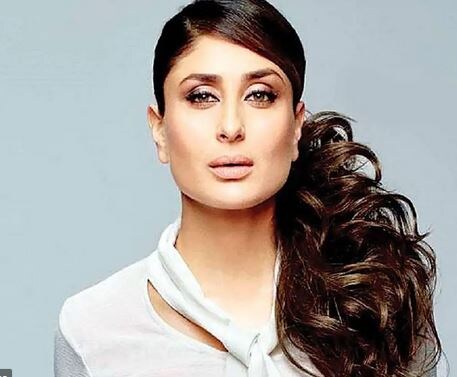 ৪০ এ পা দিয়েও এখন রূপ লাবণ্যে আঠারোকে চ্যালেঞ্জ দিতে পারেন করিনা ৷ আর প্রেমের ব্যাপারে? বলিউডে তাঁর প্রেমিক সংখ্যা হিংসে করার মতো ৷ ৪০ এ পা দিয়েও এখন রূপ লাবণ্যে আঠারোকে চ্যালেঞ্জ দিতে পারেন করিনা ৷ আর প্রেমের ব্যাপারে? বলিউডে তাঁর প্রেমিক সংখ্যা হিংসে করার মতো ৷