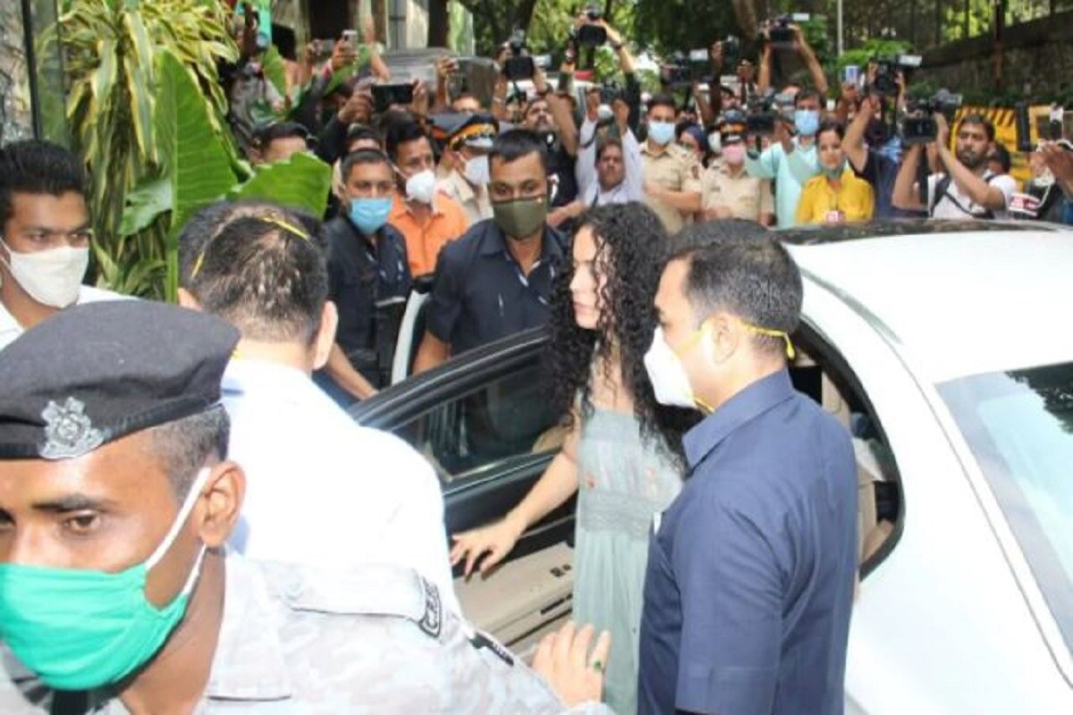 •এরই মাঝে বেআইনি জমিতে কঙ্গনার অফিস তৈরির অভিযোগে তা ভেঙে গুড়িয়ে দেয় বৃহন্নমুম্বই কর্পোরেশন৷ যা নিয়ে ফের চরমে ওঠে দ্বন্দ্ব৷ তড়িঘড়ি সদ্য পাওয়া ওয়াই ক্যাটাগরির সিকিউরিটি নিয়ে মুম্বই পৌঁছন অভিনেত্রী৷ •এরই মাঝে বেআইনি জমিতে কঙ্গনার অফিস তৈরির অভিযোগে তা ভেঙে গুড়িয়ে দেয় বৃহন্নমুম্বই কর্পোরেশন৷ যা নিয়ে ফের চরমে ওঠে দ্বন্দ্ব৷ তড়িঘড়ি সদ্য পাওয়া ওয়াই ক্যাটাগরির সিকিউরিটি নিয়ে মুম্বই পৌঁছন অভিনেত্রী৷