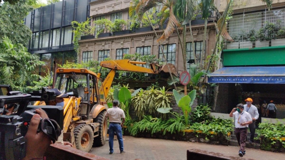 • তার মধ্যেই অবৈধ নির্মাণের অভিযোগে কঙ্গনার অফিসের একাংশ ভেঙে ফেলেছে বৃহন্মুম্বই মিউনিসিপ্যাল কর্পোরেশন (বিএমসি) । জল গড়িয়েছে আদালত পর্যন্ত । বোম্বে হাইকোর্ট অফিস ভাঙার কাজে স্থগিতাদেশ জারি করেছে । মামলার পরবর্তী শুনানি রয়েছে ২২ সেপ্টেম্বর । • তার মধ্যেই অবৈধ নির্মাণের অভিযোগে কঙ্গনার অফিসের একাংশ ভেঙে ফেলেছে বৃহন্মুম্বই মিউনিসিপ্যাল কর্পোরেশন (বিএমসি) । জল গড়িয়েছে আদালত পর্যন্ত । বোম্বে হাইকোর্ট অফিস ভাঙার কাজে স্থগিতাদেশ জারি করেছে । মামলার পরবর্তী শুনানি রয়েছে ২২ সেপ্টেম্বর ।