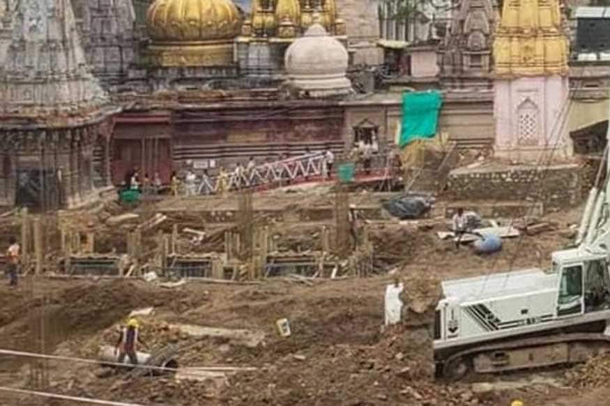 প্রধানমন্ত্রী নরেন্দ্র মোদির ড্রিম প্রোজেক্ট কাশী বিশ্বনাথ করিডর প্রকল্পের জন্য খনন কার্য চলাকালীনই মসজিদের পাশের মাটি খুঁড়তেই আবিষ্কার হয় ১৬ শতকের প্রাচীন এক মন্দিরের ধ্বংসাবশেষ! মিলেছে একটি সুড়ঙ্গেরও হদিশ। প্রধানমন্ত্রী নরেন্দ্র মোদির ড্রিম প্রোজেক্ট কাশী বিশ্বনাথ করিডর প্রকল্পের জন্য খনন কার্য চলাকালীনই মসজিদের পাশের মাটি খুঁড়তেই আবিষ্কার হয় ১৬ শতকের প্রাচীন এক মন্দিরের ধ্বংসাবশেষ! মিলেছে একটি সুড়ঙ্গেরও হদিশ।