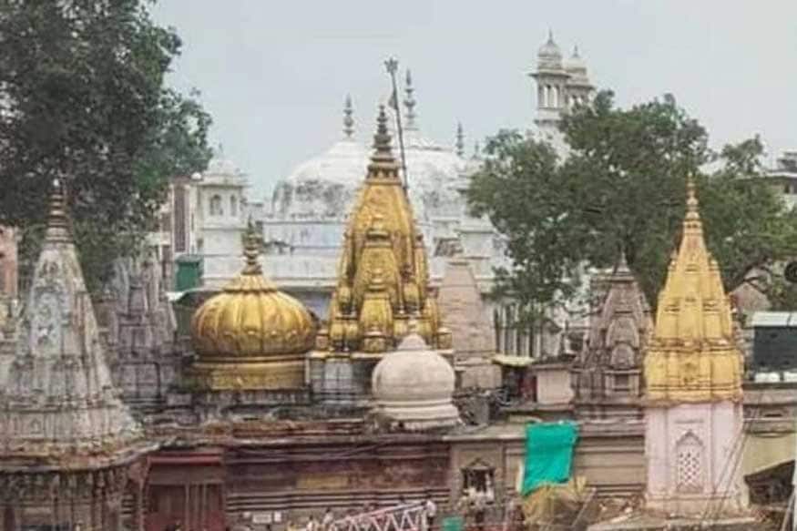 জানা গিয়েছে, বৃহস্পতিবার কাশী বিশ্বনাথ মন্দিরের পশ্চিমদিকে জ্ঞানভারিদ ময়দানের শৃঙ্গার গৌরি মন্দিরে বুলডোজার দিয়ে খননকার্য চলছিল। সেই সময়ই শ্রমিকেরা মাটির নীচে বহু প্রাচীন একটি সুড়ঙ্গ দেখতে পান । তড়িঘড়ি কাজ থামিয়ে দেওয়া হয়। খবর দেওয়া হয় মন্দির কর্তৃপক্ষকে। কাশী বিশ্বনাথ মন্দিরের প্রধান একসিকিউটিভ অফিসার গৌরাঙ্গ রথি জানান, খননকার্য চলাকালীন নলেজ গ্রাউন্ডে প্রাচীন মন্দিরের ধ্বংসাবশেষ মেলে। BHU ও প্রত্নতত্ত্ব বিভাগের বিশেষজ্ঞদের খবর দেওয়া হয়েছে। জানা গিয়েছে, বৃহস্পতিবার কাশী বিশ্বনাথ মন্দিরের পশ্চিমদিকে জ্ঞানভারিদ ময়দানের শৃঙ্গার গৌরি মন্দিরে বুলডোজার দিয়ে খননকার্য চলছিল। সেই সময়ই শ্রমিকেরা মাটির নীচে বহু প্রাচীন একটি সুড়ঙ্গ দেখতে পান । তড়িঘড়ি কাজ থামিয়ে দেওয়া হয়। খবর দেওয়া হয় মন্দির কর্তৃপক্ষকে। কাশী বিশ্বনাথ মন্দিরের প্রধান একসিকিউটিভ অফিসার গৌরাঙ্গ রথি জানান, খননকার্য চলাকালীন নলেজ গ্রাউন্ডে প্রাচীন মন্দিরের ধ্বংসাবশেষ মেলে। BHU ও প্রত্নতত্ত্ব বিভাগের বিশেষজ্ঞদের খবর দেওয়া হয়েছে।