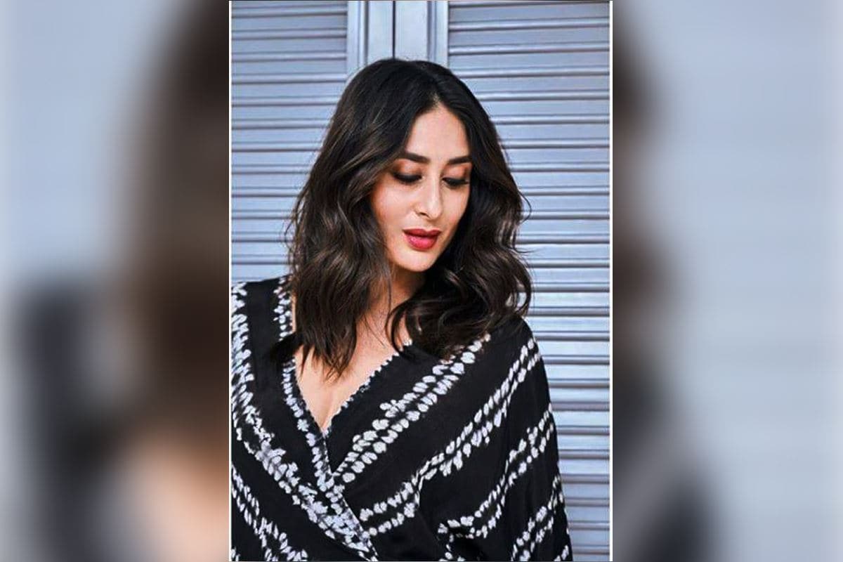 সম্প্রতি সোশ্যাল মিডিয়ায় নিজেই জানিয়েছেন যে দ্বিতীয় বার মা হতে চলেছেন। অথচ দিন দিন আরও বেশি ফ্যাশনদুরস্ত হয়ে উঠছেন বেবো। দেশের জনপ্রিয় ফ্যাশন ডিজাইনারের অনেকেই নিজেদের হাত পাকিয়েছেন করিনাকে তাঁদের মডেল করে।বেগমজানের ৪০তম জন্মদিনে একবার তা হলে ফিরে দেখাই যায় তাঁর ইতিহাস তৈরি করা ফ্যাশন স্টেটমেন্টের দিকে।ওভারসাইজড টপটাই-ডাই প্রিন্টের এই কালো পোশাকটি যেন করিনার জন্যেই তৈরি। পোশাকের জন্য যে ফ্যাশনের চেয়েও জরুরি আরাম, সে বার্তা কিন্তু বরাবরই দিয়েছেন বেবো। এই পোশাকটিই দেখুন না, নিজের মাপের চেয়ে বেশ খানিকটা বড় মাপের ওভারসাইজড টপে চমৎকার মানিয়েছে তাঁকে। (ছবি: ইনস্টগ্রাম) সম্প্রতি সোশ্যাল মিডিয়ায় নিজেই জানিয়েছেন যে দ্বিতীয় বার মা হতে চলেছেন। অথচ দিন দিন আরও বেশি ফ্যাশনদুরস্ত হয়ে উঠছেন বেবো। দেশের জনপ্রিয় ফ্যাশন ডিজাইনারের অনেকেই নিজেদের হাত পাকিয়েছেন করিনাকে তাঁদের মডেল করে।বেগমজানের ৪০তম জন্মদিনে একবার তা হলে ফিরে দেখাই যায় তাঁর ইতিহাস তৈরি করা ফ্যাশন স্টেটমেন্টের দিকে।ওভারসাইজড টপটাই-ডাই প্রিন্টের এই কালো পোশাকটি যেন করিনার জন্যেই তৈরি। পোশাকের জন্য যে ফ্যাশনের চেয়েও জরুরি আরাম, সে বার্তা কিন্তু বরাবরই দিয়েছেন বেবো। এই পোশাকটিই দেখুন না, নিজের মাপের চেয়ে বেশ খানিকটা বড় মাপের ওভারসাইজড টপে চমৎকার মানিয়েছে তাঁকে। (ছবি: ইনস্টগ্রাম)