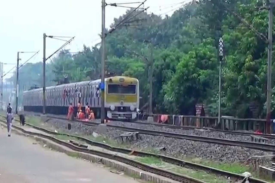 দক্ষিণ-পূর্ব রেলের জেনারেল ম্যানেজার সঞ্জয়কুমার মহান্তি জানান, পুজোর আগেই লোকাল ট্রেন চালুর বিষয়ে ভাবনাচিন্তা চলছে। খুব শিগগিরই রাজ্যের সঙ্গে এবিষয়ে বৈঠক করা হবে। বৈঠক করার জন্য রাজ্যকে চিঠি দেওয়া হয়েছে। দক্ষিণ-পূর্ব রেলের জেনারেল ম্যানেজার সঞ্জয়কুমার মহান্তি জানান, পুজোর আগেই লোকাল ট্রেন চালুর বিষয়ে ভাবনাচিন্তা চলছে। খুব শিগগিরই রাজ্যের সঙ্গে এবিষয়ে বৈঠক করা হবে। বৈঠক করার জন্য রাজ্যকে চিঠি দেওয়া হয়েছে।