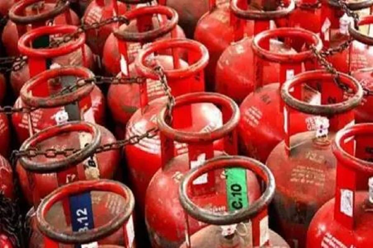 বর্তমানে সরকার ভর্তুকি যুক্ত ১২ টি সিলিন্ডার দেয় পরিবার পিছু৷ এই সিলিন্ডার গুলি ওজন থাকে ১৪.২ কিলোগ্রাম৷ তবে এর চেয়ে বেশি কোনও পরিবারে গ্যাস লাগলে সেখানে বাজার মূল্যেই তাঁদের গ্যাস কিনতে হয়৷ Photo- File বর্তমানে সরকার ভর্তুকি যুক্ত ১২ টি সিলিন্ডার দেয় পরিবার পিছু৷ এই সিলিন্ডার গুলি ওজন থাকে ১৪.২ কিলোগ্রাম৷ তবে এর চেয়ে বেশি কোনও পরিবারে গ্যাস লাগলে সেখানে বাজার মূল্যেই তাঁদের গ্যাস কিনতে হয়৷ Photo- File