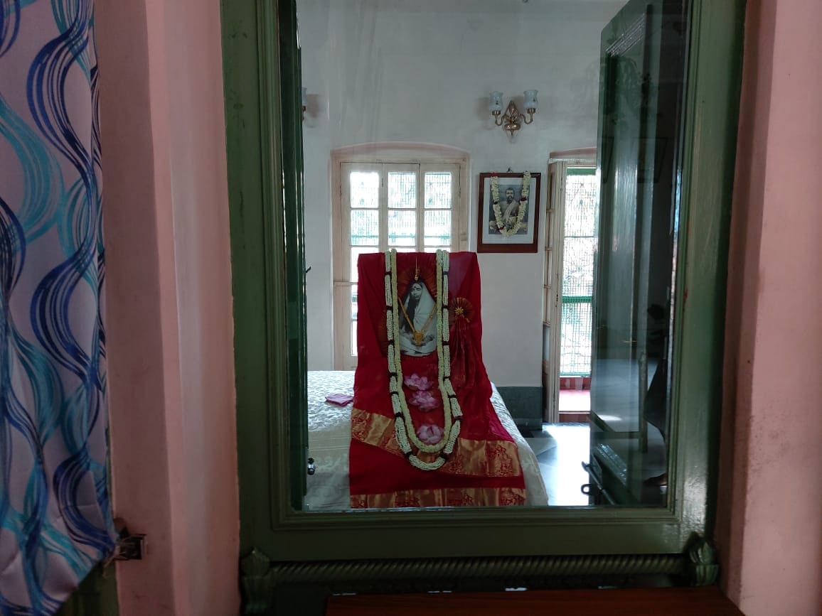 দর্শনার্থীদের থার্মাল স্ক্যানার দিয়ে তাপমাত্রা পরীক্ষার করার পাশাপাশি হ্যান্ড স্যানিটাইজার ব্যবহার করার কথা বলা হয়েছে। শুধু তাই নয় যদি কোন দর্শনার্থী বা ভক্তের জ্বর সর্দি কাশি বা অন্যান্য শারীরিক উপসর্গ থাকে তাহলে সেই দর্শনার্থীদের প্রবেশ করতে দেওয়া হবে না বলেও জানানো হয়েছে। বৃহস্পতিবার থেকে মন্দির খোলায় এদিন যেহেতু মহালয়া এবং বিশ্বকর্মা পুজো ছিল তাই প্রচুর ভক্ত সমাগম হবে বলে মঠ কর্তৃপক্ষের অনুমান ছিল। তবে সামাজিক দূরত্ব বিধি মেনে চলার জন্য মন্দিরের সেবায়েতরাই মায়ের বাড়ির বাইরে দর্শনার্থীদের লাইন দূরত্ব বজায় রাখার কাজ করেন। মায়ের বাড়ির যেহেতু জায়গা কম তাই মঠ কর্তৃপক্ষের তরফে আগেই জানিয়ে দেওয়া হয়েছিল যে যে অংশগুলি মার্ক করে দেওয়া হয়েছে সেই মার্ক করে দেওয়া অংশটিতে ভক্তদের একে-একে দাঁড়িয়ে প্রণাম করে বেরিয়ে যেতে হবে। অর্থাৎ কোনওভাবেই মায়ের বাড়ির ভেতরে সাষ্টাঙ্গ হয়ে প্রণাম ও ধ্যান করা যাবে না। তথ্য ও ছবি- সোমরাজ বন্দ্যোপাধ্যায় দর্শনার্থীদের থার্মাল স্ক্যানার দিয়ে তাপমাত্রা পরীক্ষার করার পাশাপাশি হ্যান্ড স্যানিটাইজার ব্যবহার করার কথা বলা হয়েছে। শুধু তাই নয় যদি কোন দর্শনার্থী বা ভক্তের জ্বর সর্দি কাশি বা অন্যান্য শারীরিক উপসর্গ থাকে তাহলে সেই দর্শনার্থীদের প্রবেশ করতে দেওয়া হবে না বলেও জানানো হয়েছে। বৃহস্পতিবার থেকে মন্দির খোলায় এদিন যেহেতু মহালয়া এবং বিশ্বকর্মা পুজো ছিল তাই প্রচুর ভক্ত সমাগম হবে বলে মঠ কর্তৃপক্ষের অনুমান ছিল। তবে সামাজিক দূরত্ব বিধি মেনে চলার জন্য মন্দিরের সেবায়েতরাই মায়ের বাড়ির বাইরে দর্শনার্থীদের লাইন দূরত্ব বজায় রাখার কাজ করেন। মায়ের বাড়ির যেহেতু জায়গা কম তাই মঠ কর্তৃপক্ষের তরফে আগেই জানিয়ে দেওয়া হয়েছিল যে যে অংশগুলি মার্ক করে দেওয়া হয়েছে সেই মার্ক করে দেওয়া অংশটিতে ভক্তদের একে-একে দাঁড়িয়ে প্রণাম করে বেরিয়ে যেতে হবে। অর্থাৎ কোনওভাবেই মায়ের বাড়ির ভেতরে সাষ্টাঙ্গ হয়ে প্রণাম ও ধ্যান করা যাবে না। তথ্য ও ছবি- সোমরাজ বন্দ্যোপাধ্যায়