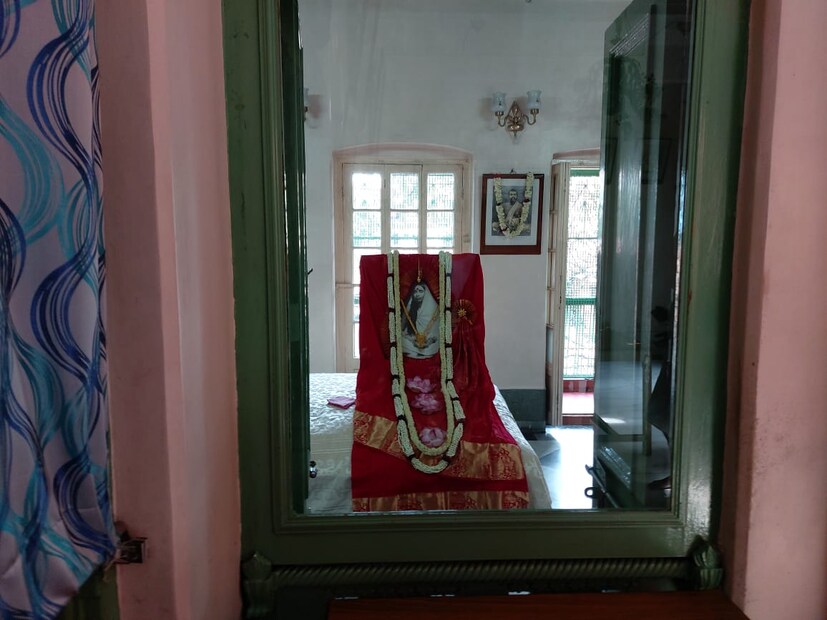  দর্শনার্থীদের থার্মাল স্ক্যানার দিয়ে তাপমাত্রা পরীক্ষার করার পাশাপাশি হ্যান্ড স্যানিটাইজার ব্যবহার করার কথা বলা হয়েছে। শুধু তাই নয় যদি কোন দর্শনার্থী বা ভক্তের জ্বর সর্দি কাশি বা অন্যান্য শারীরিক উপসর্গ থাকে তাহলে সেই দর্শনার্থীদের প্রবেশ করতে দেওয়া হবে না বলেও জানানো হয়েছে। বৃহস্পতিবার থেকে মন্দির খোলায় এদিন যেহেতু মহালয়া এবং বিশ্বকর্মা পুজো ছিল তাই প্রচুর ভক্ত সমাগম হবে বলে মঠ কর্তৃপক্ষের অনুমান ছিল। তবে সামাজিক দূরত্ব বিধি মেনে চলার জন্য মন্দিরের সেবায়েতরাই মায়ের বাড়ির বাইরে দর্শনার্থীদের লাইন দূরত্ব বজায় রাখার কাজ করেন। মায়ের বাড়ির যেহেতু জায়গা কম তাই মঠ কর্তৃপক্ষের তরফে আগেই জানিয়ে দেওয়া হয়েছিল যে যে অংশগুলি মার্ক করে দেওয়া হয়েছে সেই মার্ক করে দেওয়া অংশটিতে ভক্তদের একে-একে দাঁড়িয়ে প্রণাম করে বেরিয়ে যেতে হবে। অর্থাৎ কোনওভাবেই মায়ের বাড়ির ভেতরে সাষ্টাঙ্গ হয়ে প্রণাম ও ধ্যান করা যাবে না।  তথ্য ও ছবি- সোমরাজ বন্দ্যোপাধ্যায়