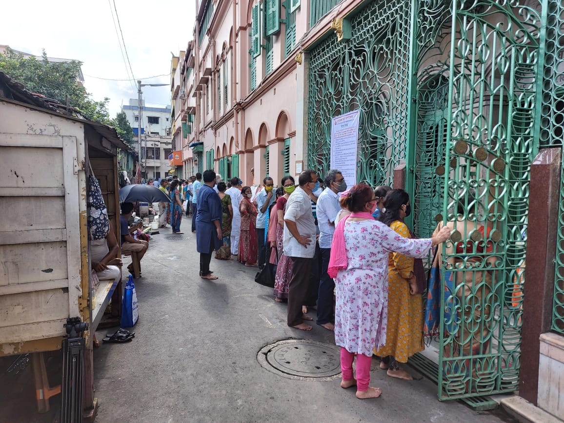 প্রসঙ্গত জুলাই মাসের প্রথম সপ্তাহ মায়ের বাড়ি খোলা হয়েছিল সর্বসাধারণের জন্য। কিন্তু তারপর করোনা পরিস্থিতির কথা মাথায় রেখে কর্তৃপক্ষ ফের সর্বসাধারণের জন্য মায়ের বাড়ি বন্ধ করে দেওয়ার সিদ্ধান্ত নেয়। এ প্রসঙ্গে গিয়ে বলতে গিয়ে রামকৃষ্ণ মঠ,বাগবাজারের অধ্যক্ষ স্বামী নিত্যমুক্তানন্দ বলেন ‘‘আমরা বৃহস্পতিবার থেকেই মায়ের বাড়ি সর্বসাধারণের জন্য আবার খুলে দেওয়ার সিদ্ধান্ত নিয়েছি। আমরা যে যে বিধিনিষেধ জারি করেছি তা মায়ের বাড়ি ঢোকার সময়ই দর্শনার্থীরা দেখতে পাবেন। সকল দর্শনার্থীদের আমরা সেই বিধিনিষেধ মেনেই মায়ের বাড়ির ভেতরে আসতে বলছি।’’তথ্য ও ছবি- সোমরাজ বন্দ্যোপাধ্যায় প্রসঙ্গত জুলাই মাসের প্রথম সপ্তাহ মায়ের বাড়ি খোলা হয়েছিল সর্বসাধারণের জন্য। কিন্তু তারপর করোনা পরিস্থিতির কথা মাথায় রেখে কর্তৃপক্ষ ফের সর্বসাধারণের জন্য মায়ের বাড়ি বন্ধ করে দেওয়ার সিদ্ধান্ত নেয়। এ প্রসঙ্গে গিয়ে বলতে গিয়ে রামকৃষ্ণ মঠ,বাগবাজারের অধ্যক্ষ স্বামী নিত্যমুক্তানন্দ বলেন ‘‘আমরা বৃহস্পতিবার থেকেই মায়ের বাড়ি সর্বসাধারণের জন্য আবার খুলে দেওয়ার সিদ্ধান্ত নিয়েছি। আমরা যে যে বিধিনিষেধ জারি করেছি তা মায়ের বাড়ি ঢোকার সময়ই দর্শনার্থীরা দেখতে পাবেন। সকল দর্শনার্থীদের আমরা সেই বিধিনিষেধ মেনেই মায়ের বাড়ির ভেতরে আসতে বলছি।’’তথ্য ও ছবি- সোমরাজ বন্দ্যোপাধ্যায়
