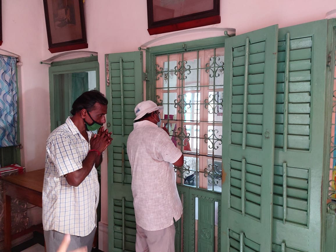 রামকৃষ্ণ মঠ বাগবাজারের তরফে আগেই জানিয়ে দেওয়া হয়েছিল যে কোন রকম ফুল ও মিষ্টি আনতে পারবেন না ভক্তরা যদি সে ক্ষেত্রে ফল বা অন্যান্য পূজা সামগ্রী ভক্তরা আনেন তাহলে প্রবেশ অর্থাৎ যেখানে ভক্তরা ঢুকবেন সেখানেই একটি নির্দিষ্ট পাত্রে রেখে দিতে হবে। এদিন সকাল থেকেই মায়ের বাড়ির বাইরে প্রচুর দর্শনার্থীদের সমাগম হয়। সে ক্ষেত্রে মায়ের বাড়ির বাইরে এবং ভেতরে মঠ কর্তৃপক্ষের তরফেই দূরত্ব বিধি মেনে চলার জন্য অনুরোধ সহ দর্শনার্থী ও ভক্তদের উদ্দেশ্যে একাধিক আবেদন জানানো হয় । তথ্য ও ছবি- সোমরাজ বন্দ্যোপাধ্যায় রামকৃষ্ণ মঠ বাগবাজারের তরফে আগেই জানিয়ে দেওয়া হয়েছিল যে কোন রকম ফুল ও মিষ্টি আনতে পারবেন না ভক্তরা যদি সে ক্ষেত্রে ফল বা অন্যান্য পূজা সামগ্রী ভক্তরা আনেন তাহলে প্রবেশ অর্থাৎ যেখানে ভক্তরা ঢুকবেন সেখানেই একটি নির্দিষ্ট পাত্রে রেখে দিতে হবে। এদিন সকাল থেকেই মায়ের বাড়ির বাইরে প্রচুর দর্শনার্থীদের সমাগম হয়। সে ক্ষেত্রে মায়ের বাড়ির বাইরে এবং ভেতরে মঠ কর্তৃপক্ষের তরফেই দূরত্ব বিধি মেনে চলার জন্য অনুরোধ সহ দর্শনার্থী ও ভক্তদের উদ্দেশ্যে একাধিক আবেদন জানানো হয় । তথ্য ও ছবি- সোমরাজ বন্দ্যোপাধ্যায়