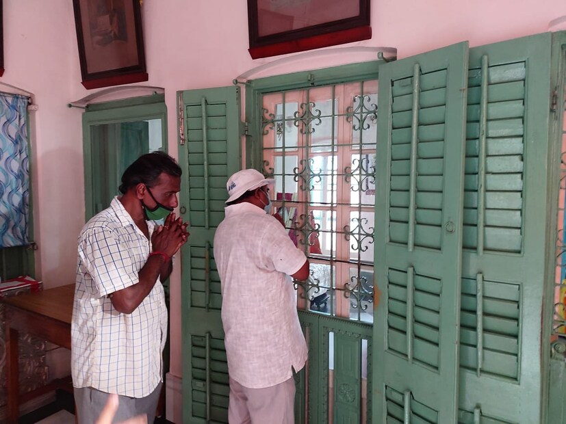 রামকৃষ্ণ মঠ বাগবাজারের তরফে আগেই জানিয়ে দেওয়া হয়েছিল যে কোন রকম ফুল ও মিষ্টি আনতে পারবেন না ভক্তরা যদি সে ক্ষেত্রে ফল বা অন্যান্য পূজা সামগ্রী ভক্তরা আনেন তাহলে প্রবেশ অর্থাৎ যেখানে ভক্তরা ঢুকবেন সেখানেই একটি নির্দিষ্ট পাত্রে রেখে দিতে হবে। এদিন সকাল থেকেই মায়ের বাড়ির বাইরে প্রচুর দর্শনার্থীদের সমাগম হয়। সে ক্ষেত্রে মায়ের বাড়ির বাইরে এবং ভেতরে মঠ কর্তৃপক্ষের তরফেই দূরত্ব বিধি মেনে চলার জন্য অনুরোধ সহ দর্শনার্থী ও ভক্তদের উদ্দেশ্যে একাধিক আবেদন জানানো হয় । তথ্য ও ছবি- সোমরাজ বন্দ্যোপাধ্যায়