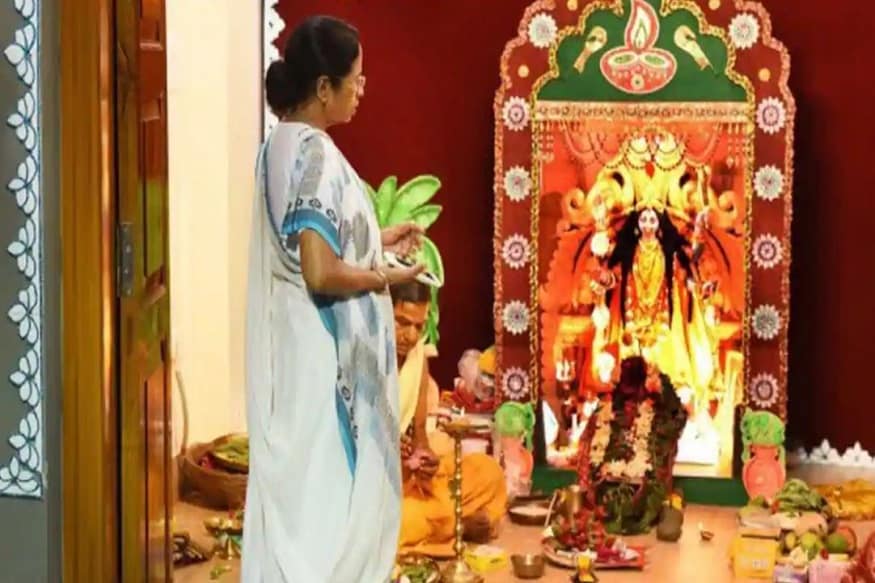 মায়ের কোলে শিশু যেরকম নিশ্চিন্ত কারণ মা তাঁকে সমস্ত বিপদ থেকে দু হাত দিয়ে আগলে রাখেন. ঠিক তেমনিই দেবী মা-ও দু হাত দিয়ে নিজের সন্তানকে রক্ষা করেন৷ তাই শক্তির অলিন্দে যতই থাকুন মানুষ দেবীর শরণে আসেন সকলেই৷ Photo- Collected মায়ের কোলে শিশু যেরকম নিশ্চিন্ত কারণ মা তাঁকে সমস্ত বিপদ থেকে দু হাত দিয়ে আগলে রাখেন. ঠিক তেমনিই দেবী মা-ও দু হাত দিয়ে নিজের সন্তানকে রক্ষা করেন৷ তাই শক্তির অলিন্দে যতই থাকুন মানুষ দেবীর শরণে আসেন সকলেই৷ Photo- Collected