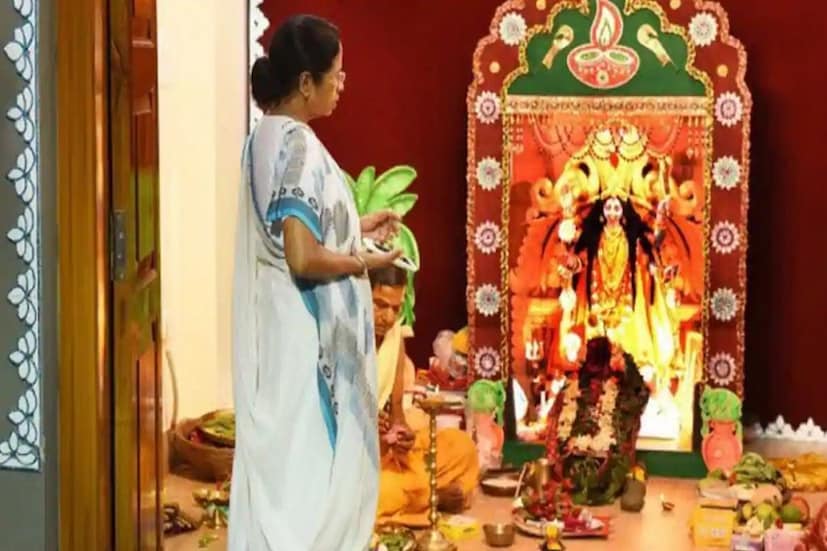 মায়ের কোলে শিশু যেরকম নিশ্চিন্ত কারণ মা তাঁকে সমস্ত বিপদ থেকে দু হাত দিয়ে আগলে রাখেন. ঠিক তেমনিই দেবী মা-ও দু হাত দিয়ে নিজের সন্তানকে রক্ষা করেন৷ তাই শক্তির অলিন্দে যতই থাকুন মানুষ দেবীর শরণে আসেন সকলেই৷ Photo- Collected 