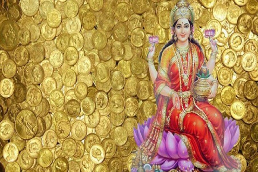  প্রতিটি গৃহস্থবাসীর কাছে লক্ষ্মীবার এক আলাদা গুরুত্ব বহন করে থাকে ৷ সংসারে সুখ ও সমৃদ্ধির জন্যই মা লক্ষ্মীর আরাধনা করা হয়, করা হয় প্রতিষ্ঠাও ৷