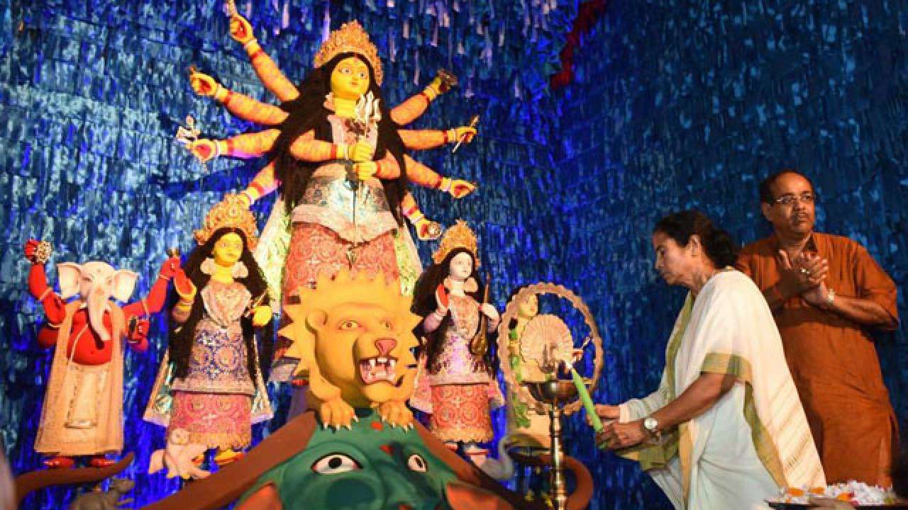 পুজোর উদ্বোধন এবং বিসর্জন অনুষ্ঠান যথাসম্ভব জাঁকজমক এড়িয়ে করার কথা বলা হয়েছে৷ সম্ভব হলে ভার্চুয়াল মাধ্যমে উদ্বোধন অনুষ্ঠান সারতে বলা হয়েছে৷ পাশাপাশি বিসর্জনের ক্ষেত্রেও খুব কম সংখ্যক মানুষ যেতে পারবেন৷ পুজো কমিটিগুলিকে যে সময় বেঁধে দেওয়া হবে, তার মধ্যে গিয়ে নির্দিষ্ট ঘাটে প্রতিমা বিসর্জন দিতে হবে৷ বিসর্জন দিতে যাওয়ার সময় প্রতিমা নিয়ে শোভাযাত্রা বা কোথাও থামা চলবে না৷ বিসর্জনের ঘাটগুলিকেও স্যানিটাইজ করা হবে৷ মানতে হবে স্বাস্থ্যবিধি৷প্রতীকী ছবি পুজোর উদ্বোধন এবং বিসর্জন অনুষ্ঠান যথাসম্ভব জাঁকজমক এড়িয়ে করার কথা বলা হয়েছে৷ সম্ভব হলে ভার্চুয়াল মাধ্যমে উদ্বোধন অনুষ্ঠান সারতে বলা হয়েছে৷ পাশাপাশি বিসর্জনের ক্ষেত্রেও খুব কম সংখ্যক মানুষ যেতে পারবেন৷ পুজো কমিটিগুলিকে যে সময় বেঁধে দেওয়া হবে, তার মধ্যে গিয়ে নির্দিষ্ট ঘাটে প্রতিমা বিসর্জন দিতে হবে৷ বিসর্জন দিতে যাওয়ার সময় প্রতিমা নিয়ে শোভাযাত্রা বা কোথাও থামা চলবে না৷ বিসর্জনের ঘাটগুলিকেও স্যানিটাইজ করা হবে৷ মানতে হবে স্বাস্থ্যবিধি৷প্রতীকী ছবি