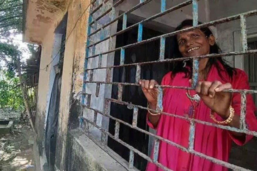 এককথায়, রকেটের গতিতে উত্থান হয়েছিল রাণু মণ্ডলের। কিন্তু তারপরই ছন্দপতন! কোথায় গেল সেই রাণু ম্যাজিক? পরপর একাধিক বিতর্কে জড়িয়ে পড়লেন 'রানাঘাটের লতা'। লাইমলাইটে যাওয়ার সঙ্গে সঙ্গে রাণাঘাটের পুরনো বাড়ি ছেড়ে নতুন বাড়িতে উঠে যান রাণু মণ্ডল। কিন্তু লকডাউনের আগে ফেব্রুয়ারি মাস নাগাদ জানা যায়, নতুন বাড়ি ছেড়ে পুরনো বাড়িতেই ফিরে গিয়েছেন রাণু। নিন্দুকেরা বলেন, ইদানীং নাকি আর তেমন কাজ পাচ্ছেন না রাণু, তাই মিডিয়ার মুখোমুখি হচ্ছেন না। বলা যায়, মিডিয়া বিমুখ হয়ে পড়েছেন। এককথায়, রকেটের গতিতে উত্থান হয়েছিল রাণু মণ্ডলের। কিন্তু তারপরই ছন্দপতন! কোথায় গেল সেই রাণু ম্যাজিক? পরপর একাধিক বিতর্কে জড়িয়ে পড়লেন 'রানাঘাটের লতা'। লাইমলাইটে যাওয়ার সঙ্গে সঙ্গে রাণাঘাটের পুরনো বাড়ি ছেড়ে নতুন বাড়িতে উঠে যান রাণু মণ্ডল। কিন্তু লকডাউনের আগে ফেব্রুয়ারি মাস নাগাদ জানা যায়, নতুন বাড়ি ছেড়ে পুরনো বাড়িতেই ফিরে গিয়েছেন রাণু। নিন্দুকেরা বলেন, ইদানীং নাকি আর তেমন কাজ পাচ্ছেন না রাণু, তাই মিডিয়ার মুখোমুখি হচ্ছেন না। বলা যায়, মিডিয়া বিমুখ হয়ে পড়েছেন।