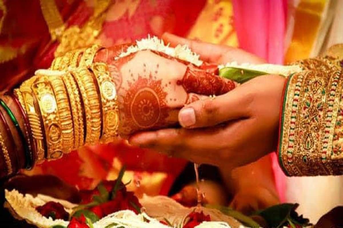 স্বামী-স্ত্রীর বন্ধন সাত জন্মের...যুগ যুগ ধরে আমাদের দেশে লালিত হয়ে আসছে এই ধারনা। কিন্তু সম্প্রতি একটি সমীক্ষায় সামনে এল চাঞ্চকল্যকর তথ্য! দেখা যাচ্ছে, গোটা বিশ্বের মধ্যে ভারতে ডিভোর্সের হার সবচেয়ে কম! অন্যদিকে, সুখি দাম্পত্যের সংখ্যাও যে খুব বেশি, তা কিন্তু নয়! স্বামী-স্ত্রীর বন্ধন সাত জন্মের...যুগ যুগ ধরে আমাদের দেশে লালিত হয়ে আসছে এই ধারনা। কিন্তু সম্প্রতি একটি সমীক্ষায় সামনে এল চাঞ্চকল্যকর তথ্য! দেখা যাচ্ছে, গোটা বিশ্বের মধ্যে ভারতে ডিভোর্সের হার সবচেয়ে কম! অন্যদিকে, সুখি দাম্পত্যের সংখ্যাও যে খুব বেশি, তা কিন্তু নয়!