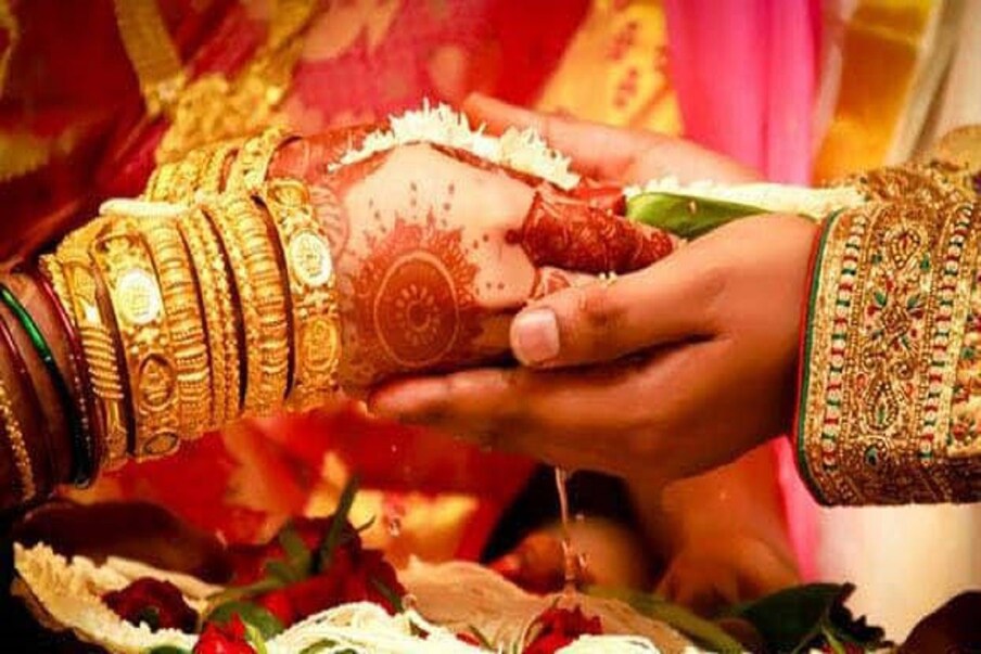  স্বামী-স্ত্রীর বন্ধন সাত জন্মের...যুগ যুগ ধরে আমাদের দেশে লালিত হয়ে আসছে এই ধারনা। কিন্তু সম্প্রতি একটি সমীক্ষায় সামনে এল চাঞ্চকল্যকর তথ্য! দেখা যাচ্ছে, গোটা বিশ্বের মধ্যে ভারতে ডিভোর্সের হার সবচেয়ে কম! অন্যদিকে, সুখি দাম্পত্যের সংখ্যাও যে খুব বেশি, তা কিন্তু নয়!