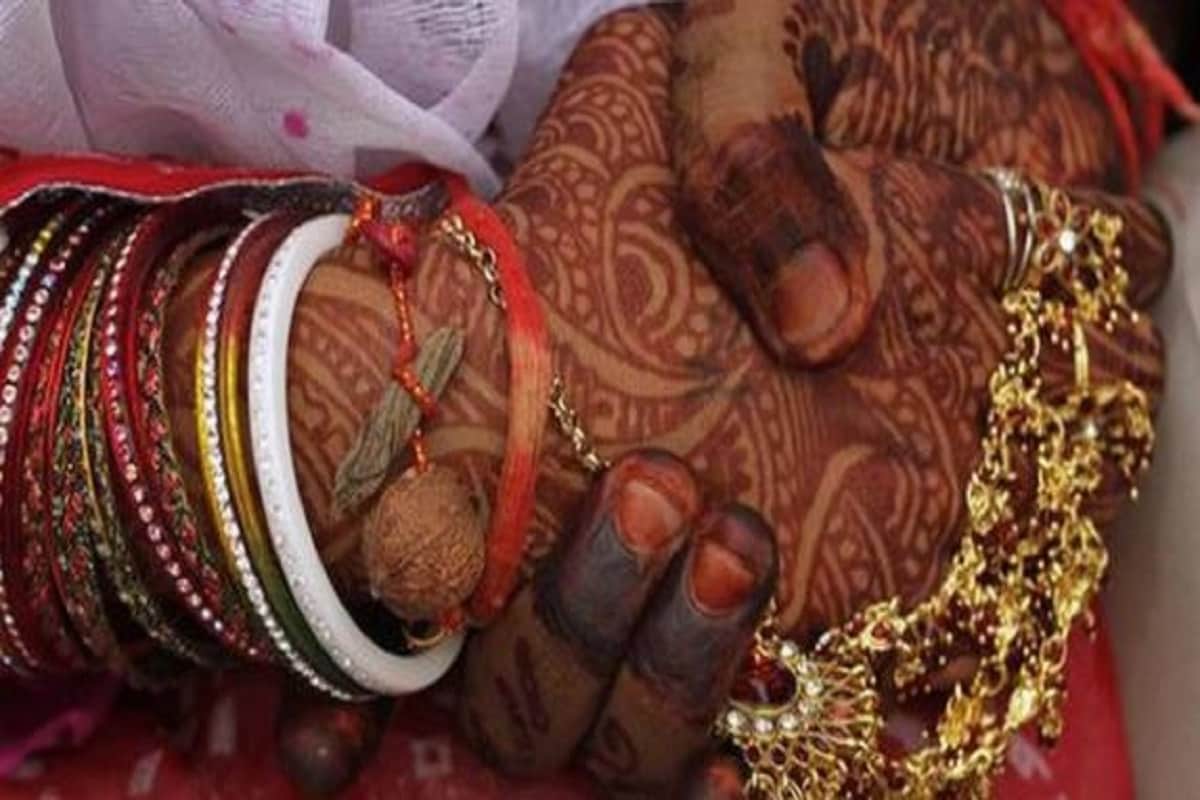 •বয়স্ক এই দুই মানুষের দেখা হয়েছিল হাসপাতালের বেডে! দু’জনের চিকিৎসা চলছিল হাসপাতালেই৷ পাশাপাশি বেডে ছিলেন ৭০-র উমরাও সিং এবং ৫৫-র গুদবুদ্দি৷ সেখানে থেকেই শুরু হয় মন দেওয়া নেওয়া৷Representative Image •বয়স্ক এই দুই মানুষের দেখা হয়েছিল হাসপাতালের বেডে! দু’জনের চিকিৎসা চলছিল হাসপাতালেই৷ পাশাপাশি বেডে ছিলেন ৭০-র উমরাও সিং এবং ৫৫-র গুদবুদ্দি৷ সেখানে থেকেই শুরু হয় মন দেওয়া নেওয়া৷Representative Image