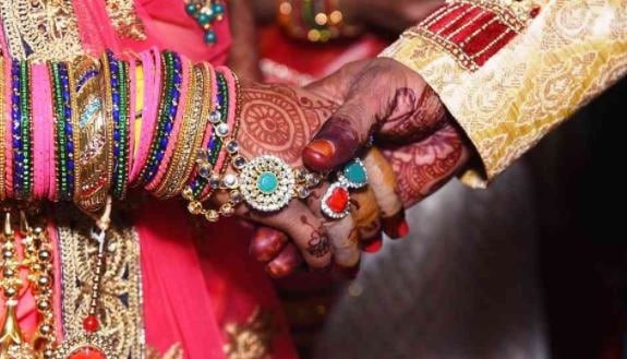•উমরাও সিং-এর ৪ ছেলে রয়েছে৷ যারা সকলেই বিবাহিত৷ তাদের সন্তানও রয়েছে৷ উমরাও সিং-এর মোট ১২ জন নাতি-নাতনি রয়েছে৷Representative Image •উমরাও সিং-এর ৪ ছেলে রয়েছে৷ যারা সকলেই বিবাহিত৷ তাদের সন্তানও রয়েছে৷ উমরাও সিং-এর মোট ১২ জন নাতি-নাতনি রয়েছে৷Representative Image