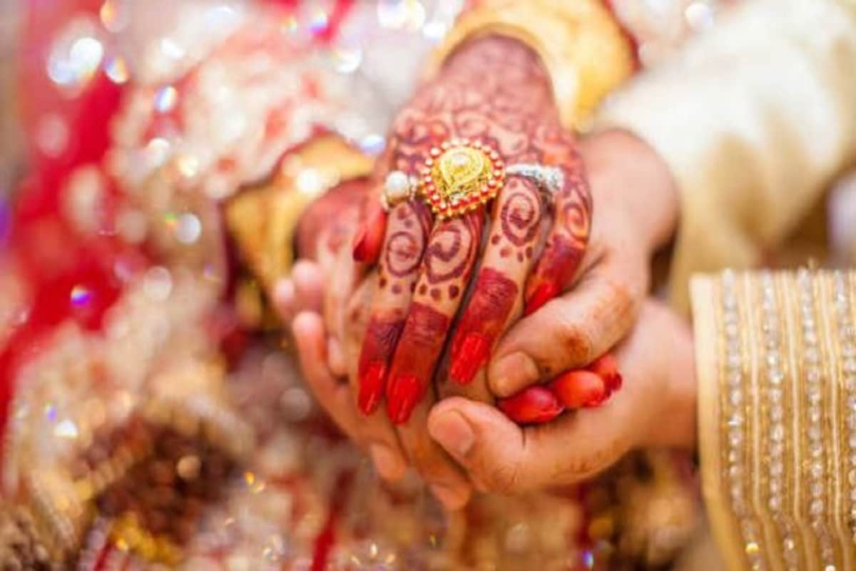 •সকলেই বাবা বা ঠাকুরদার বিয়ের ব্যাপারে সম্মতি দিলে হয় বিয়ের অনুষ্ঠান৷ গোটা গ্রাম হাজির ছিল এই বিয়েতে৷Representative Image •সকলেই বাবা বা ঠাকুরদার বিয়ের ব্যাপারে সম্মতি দিলে হয় বিয়ের অনুষ্ঠান৷ গোটা গ্রাম হাজির ছিল এই বিয়েতে৷Representative Image