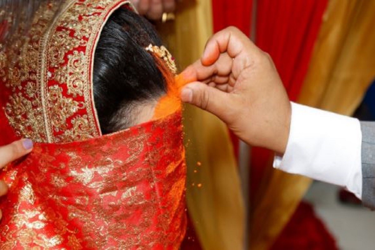 •কথা শুরু হয় সেখান থেকে৷ ৩দিন ধরে নানা সুখ-দুঃখের কথা হয়৷ এক সময় তারা বুঝতে পারেন যে এ বয়সে আবার প্রেমে পড়েছেন একে অপরের৷ তাই হাসপাতাল থেকে বেরিয়ে দু’জনেই নিজের নিজের বাড়ি গিয়ে বিয়ের কথা জানান ছেলে মেয়েদের৷Representative Image •কথা শুরু হয় সেখান থেকে৷ ৩দিন ধরে নানা সুখ-দুঃখের কথা হয়৷ এক সময় তারা বুঝতে পারেন যে এ বয়সে আবার প্রেমে পড়েছেন একে অপরের৷ তাই হাসপাতাল থেকে বেরিয়ে দু’জনেই নিজের নিজের বাড়ি গিয়ে বিয়ের কথা জানান ছেলে মেয়েদের৷Representative Image
