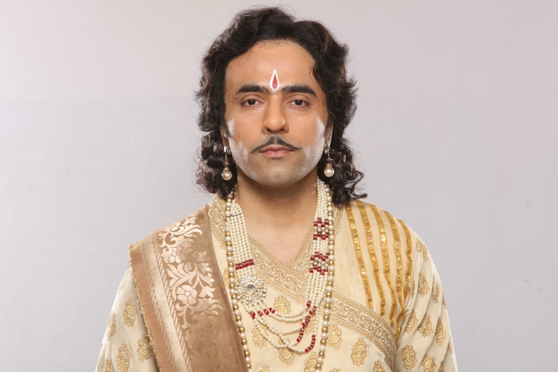 এই পিরিয়ড ছবিতে দ্বৈত চরিত্রে অভিনয় করছেন আবীর চট্টোপাধ্যায়, একদিকে তিনি পুরনো দিনের নায়ক কানন কুমার আবার তারই নাতি আহিরের চরিত্রে ও আছেন তিনি। স্বভাবতই নানান লুকে দেখা যাবে তাকে। এই পিরিয়ড ছবিতে দ্বৈত চরিত্রে অভিনয় করছেন আবীর চট্টোপাধ্যায়, একদিকে তিনি পুরনো দিনের নায়ক কানন কুমার আবার তারই নাতি আহিরের চরিত্রে ও আছেন তিনি। স্বভাবতই নানান লুকে দেখা যাবে তাকে।