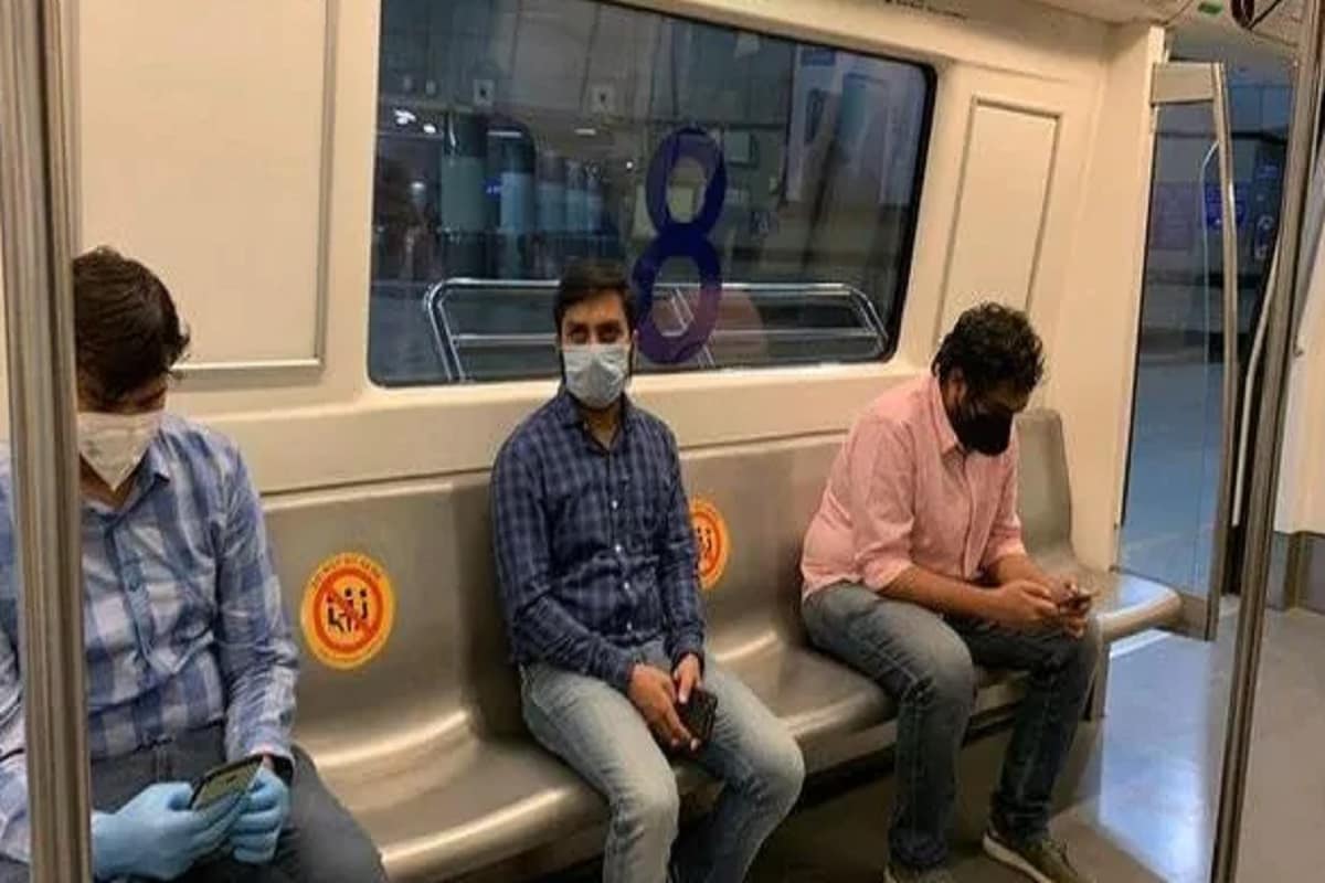 অন্যদিকে, করোনা আবহে সামাজিক দূরত্ব বজায় রাখতে সচেষ্ট মেট্রো ৷ কোভিড ১৯ সংক্রমণের কারণে দীর্ঘ পাঁচ মাসেরও বেশি সময় বন্ধ থাকার পর ফের ১৪ সেপ্টেম্বর থেকে যাত্রা শুরু করতে চলেছে কলকাতা মেট্রো ৷ তাঁর আগে মেট্রো স্টেশনে-রেকে করা হচ্ছে একাধিক পরিবর্তন ৷ মেট্রোয় উঠতে এবার থেকে থাকতে হবে বোর্ডিং পাস ৷ অন্যদিকে, করোনা আবহে সামাজিক দূরত্ব বজায় রাখতে সচেষ্ট মেট্রো ৷ কোভিড ১৯ সংক্রমণের কারণে দীর্ঘ পাঁচ মাসেরও বেশি সময় বন্ধ থাকার পর ফের ১৪ সেপ্টেম্বর থেকে যাত্রা শুরু করতে চলেছে কলকাতা মেট্রো ৷ তাঁর আগে মেট্রো স্টেশনে-রেকে করা হচ্ছে একাধিক পরিবর্তন ৷ মেট্রোয় উঠতে এবার থেকে থাকতে হবে বোর্ডিং পাস ৷