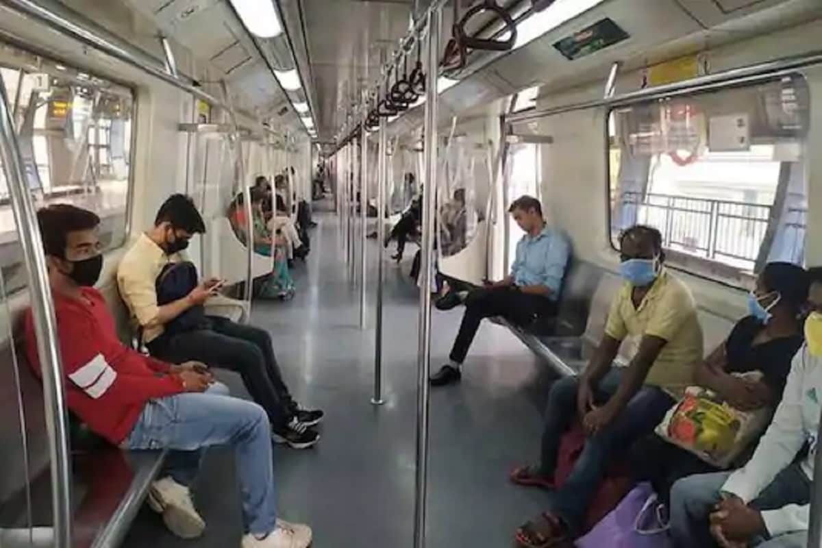 মেট্রো স্টেশনে যাত্রীদের নিরাপত্তায় থাকছে একাধিক ব্যবস্থা। স্টেশনে ঢোকার মুখেই থাকছে থার্মাল স্ক্রিনিং। স্টেশনের বিভিন্ন জায়গায় থাকছে স্যানিটাইজার মেশিনও। মাস্ক বা ফেস কভার ছাড়া যাত্রীরা স্টেশনেই ঢুকতে পারবেন না বলে জানা গিয়েছে। মেট্রো স্টেশনে যাত্রীদের নিরাপত্তায় থাকছে একাধিক ব্যবস্থা। স্টেশনে ঢোকার মুখেই থাকছে থার্মাল স্ক্রিনিং। স্টেশনের বিভিন্ন জায়গায় থাকছে স্যানিটাইজার মেশিনও। মাস্ক বা ফেস কভার ছাড়া যাত্রীরা স্টেশনেই ঢুকতে পারবেন না বলে জানা গিয়েছে।