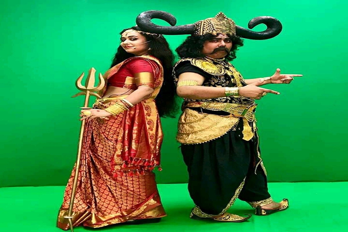 করোনার ভ্রুকুটিকে মাথায় রেখেই উৎসবে মেতে ওঠার অপেক্ষায় বাঙালি। এবার একটি মোবাইল সংস্থার বিজ্ঞাপনী মুখ হিসেবে মহিষাসুরের ভূমিকায় দেখা গেল সঞ্চালক - অভিনেতা মীর আফসার আলিকে। করোনার ভ্রুকুটিকে মাথায় রেখেই উৎসবে মেতে ওঠার অপেক্ষায় বাঙালি। এবার একটি মোবাইল সংস্থার বিজ্ঞাপনী মুখ হিসেবে মহিষাসুরের ভূমিকায় দেখা গেল সঞ্চালক - অভিনেতা মীর আফসার আলিকে।