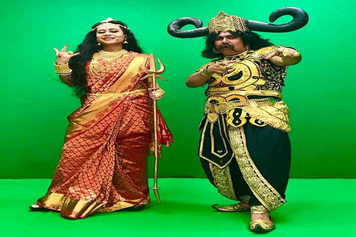 বিজ্ঞাপনের ফাঁকেই নানা পোজে ক্যামেরার সামনে ধরা দিলেন মীর আফসার আলি ও দেবী সাহা। নিউ এজ দুর্গা ও অসুর নিয়ে নেটিজেনরা উচ্ছ্বসিত। বিজ্ঞাপনের ফাঁকেই নানা পোজে ক্যামেরার সামনে ধরা দিলেন মীর আফসার আলি ও দেবী সাহা। নিউ এজ দুর্গা ও অসুর নিয়ে নেটিজেনরা উচ্ছ্বসিত।
