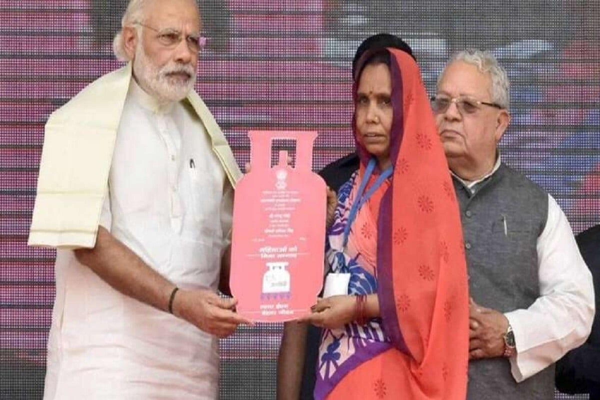 এখানে আবেদনকারী মহিলাদের নিজের নাম, জনধন অ্যাকাউন্ট নম্বর, পরিবারের সমস্ত সদস্যের নাম ও আধার নম্বর দিতে হবে ৷ পুরো প্রক্রিয়া সম্পূর্ণ হয়ে যাওয়ার পর দেশের সরকারি তেল সংস্থাগুলি গ্যাস কানেকশন জারি করে দেবে ৷ কোনও উপভোক্তা EMI অপশন সিলেক্ট করলে ইএমআই-এর টাকা সিলেন্ডারের সাবসিডির সঙ্গে অ্যাডজাস্ট করে দেওয়া হবে ৷ এখানে আবেদনকারী মহিলাদের নিজের নাম, জনধন অ্যাকাউন্ট নম্বর, পরিবারের সমস্ত সদস্যের নাম ও আধার নম্বর দিতে হবে ৷ পুরো প্রক্রিয়া সম্পূর্ণ হয়ে যাওয়ার পর দেশের সরকারি তেল সংস্থাগুলি গ্যাস কানেকশন জারি করে দেবে ৷ কোনও উপভোক্তা EMI অপশন সিলেক্ট করলে ইএমআই-এর টাকা সিলেন্ডারের সাবসিডির সঙ্গে অ্যাডজাস্ট করে দেওয়া হবে ৷