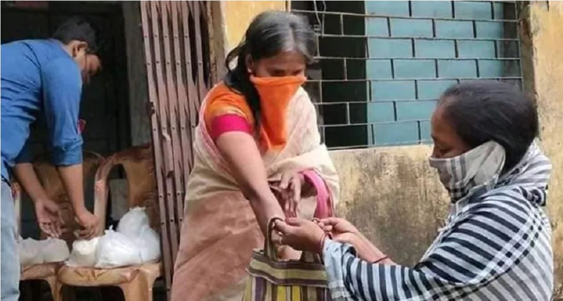লকডাউন চলাকালীন একটি ইউটিউব চ্যানেলের মাধ্যমে তিনি ত্রাণের আবেদন করেছিলেন, যা তিনি নিজে দুঃস্থদের হাতে তুলে দেবেন বলে জানান। যদিও ত্রাণ আসার পর রানু তেমন উৎসাহ দেখাননি। রানুকে যিনি সোশ্যাল মিডিয়ায় প্রথম তুলে ধরেন, সেই অতীন্দ্র চক্রবর্তী জানিয়েছিলেন, রাণু মণ্ডলের বাড়িতে কয়েকজন গরিব মানুষকে নিয়ে যাওয়া হয়েছিল। তিনি তাঁদের হাতে বিভিন্ন সামগ্রী তুলে দিয়েছিলেন। জানা যায়, ত্রাণের টাকার পাশাপাশি, নিজের রোজগারের টাকা থেকেও অসহায় মানুষদের জন্য চাল, ডাল, ডিম-সহ প্রয়োজনীয় দ্রব্য কিনেছিলেন রাণু। লকডাউন চলাকালীন একটি ইউটিউব চ্যানেলের মাধ্যমে তিনি ত্রাণের আবেদন করেছিলেন, যা তিনি নিজে দুঃস্থদের হাতে তুলে দেবেন বলে জানান। যদিও ত্রাণ আসার পর রানু তেমন উৎসাহ দেখাননি। রানুকে যিনি সোশ্যাল মিডিয়ায় প্রথম তুলে ধরেন, সেই অতীন্দ্র চক্রবর্তী জানিয়েছিলেন, রাণু মণ্ডলের বাড়িতে কয়েকজন গরিব মানুষকে নিয়ে যাওয়া হয়েছিল। তিনি তাঁদের হাতে বিভিন্ন সামগ্রী তুলে দিয়েছিলেন। জানা যায়, ত্রাণের টাকার পাশাপাশি, নিজের রোজগারের টাকা থেকেও অসহায় মানুষদের জন্য চাল, ডাল, ডিম-সহ প্রয়োজনীয় দ্রব্য কিনেছিলেন রাণু।